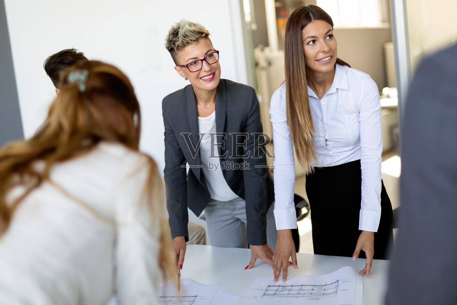 商务人士在现代化的会议室开会照片摄影图片