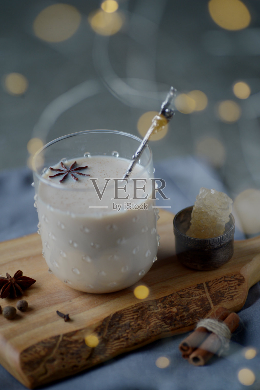 香料马沙拉茶由红茶和香料和药草冲泡而成照片摄影图片