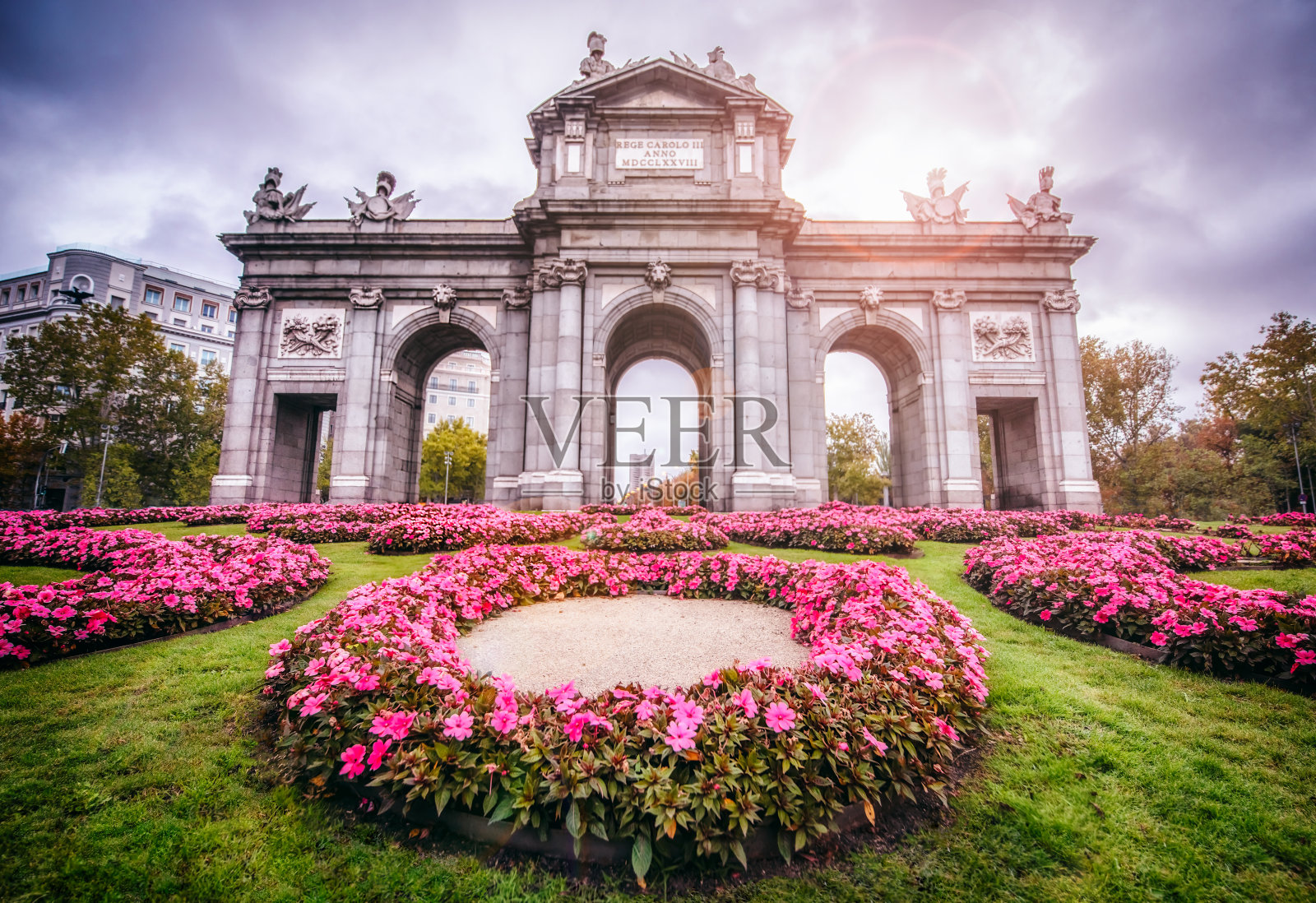 西班牙马德里,阿尔卡拉门的鲜花照片摄影图片