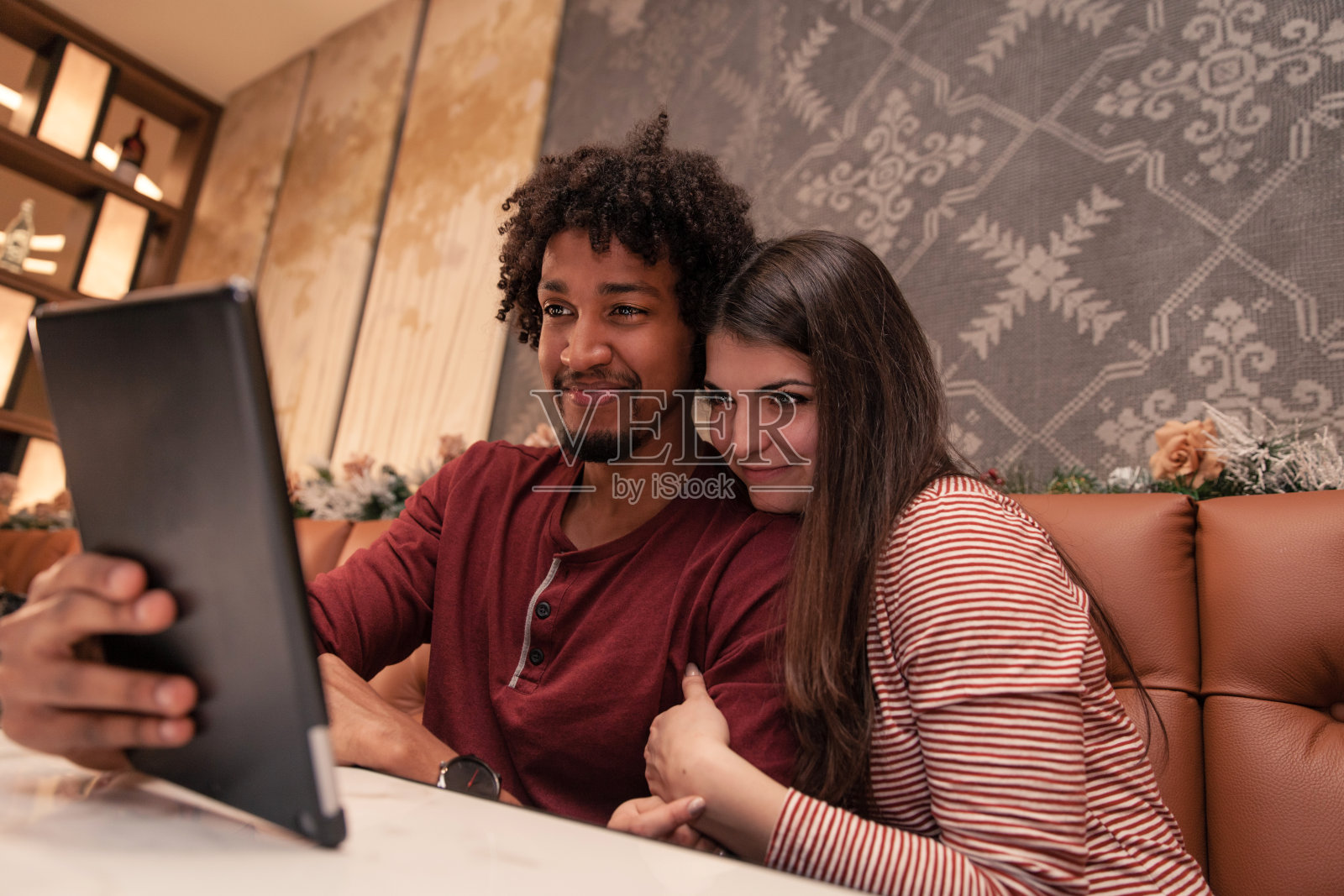 情侣使用平板电脑照片摄影图片