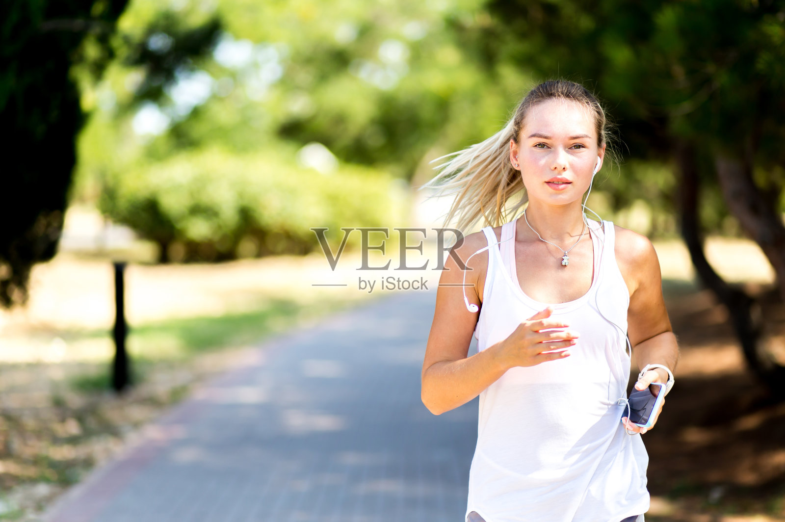 在夏季健身锻炼中跑步的女人。跑步、运动、健康积极的生活方式理念照片摄影图片