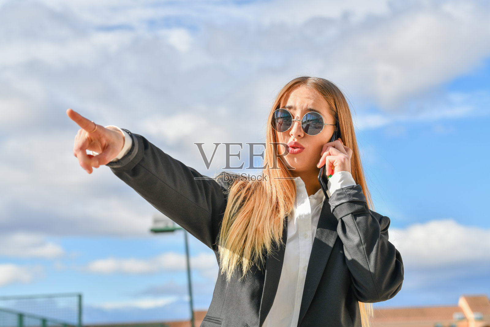 商务女性在电话中交谈照片摄影图片