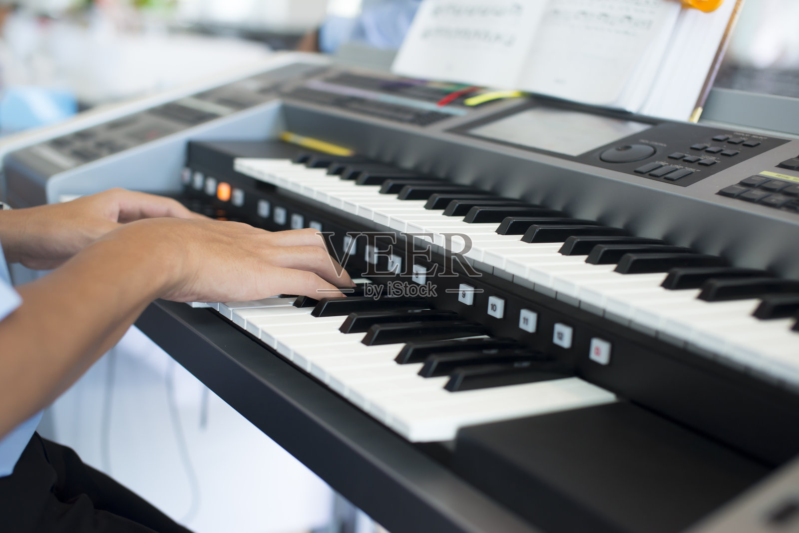 手在弹钢琴照片摄影图片