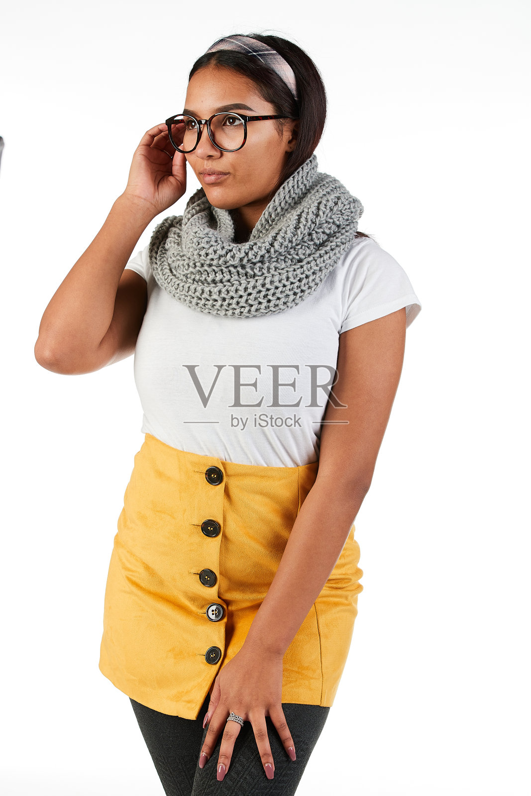 戴着书呆子眼镜的t恤模特微笑着望向远方照片摄影图片