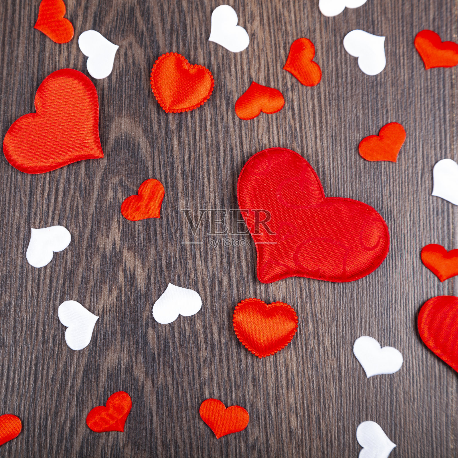 木制背景上的红心。照片摄影图片