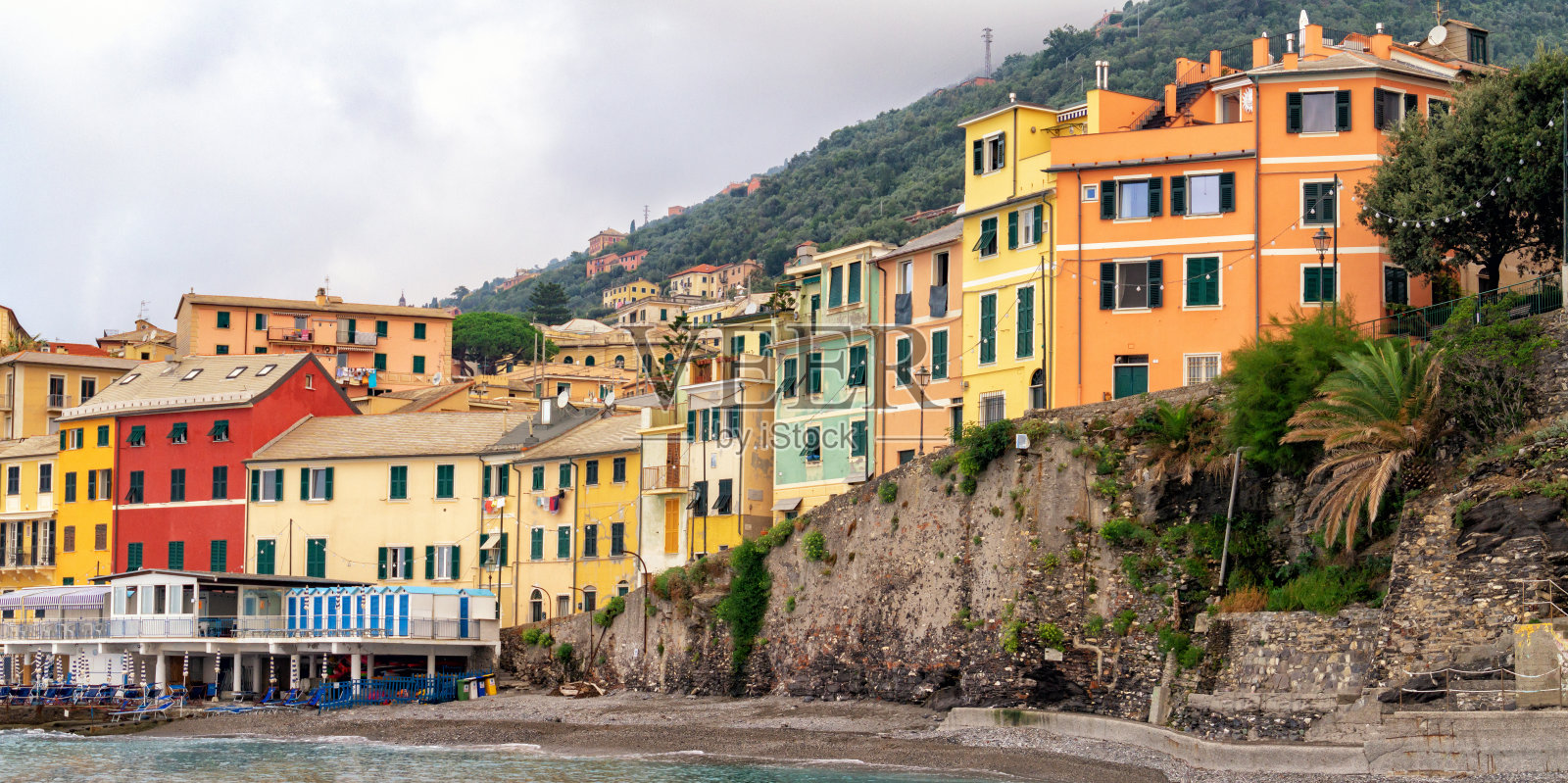 意大利利古里亚的Bogliasco,海滩和码头上五颜六色的老房子照片摄影图片