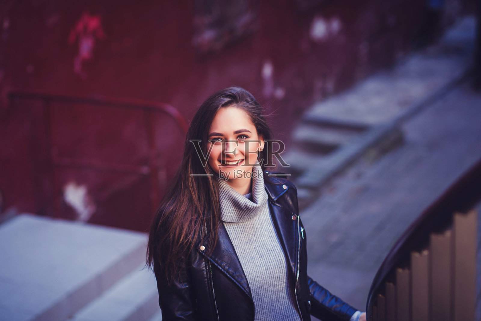 穿着黑色皮夹克的女人照片摄影图片