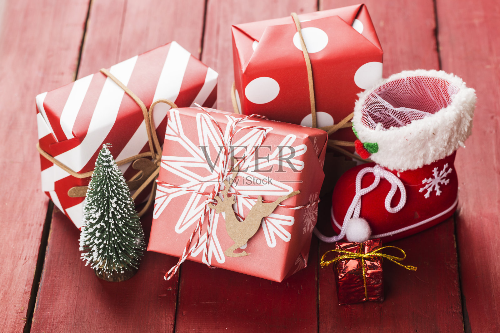 圣诞背景与礼品盒,准备假期。顶部视图与复制空间。照片摄影图片