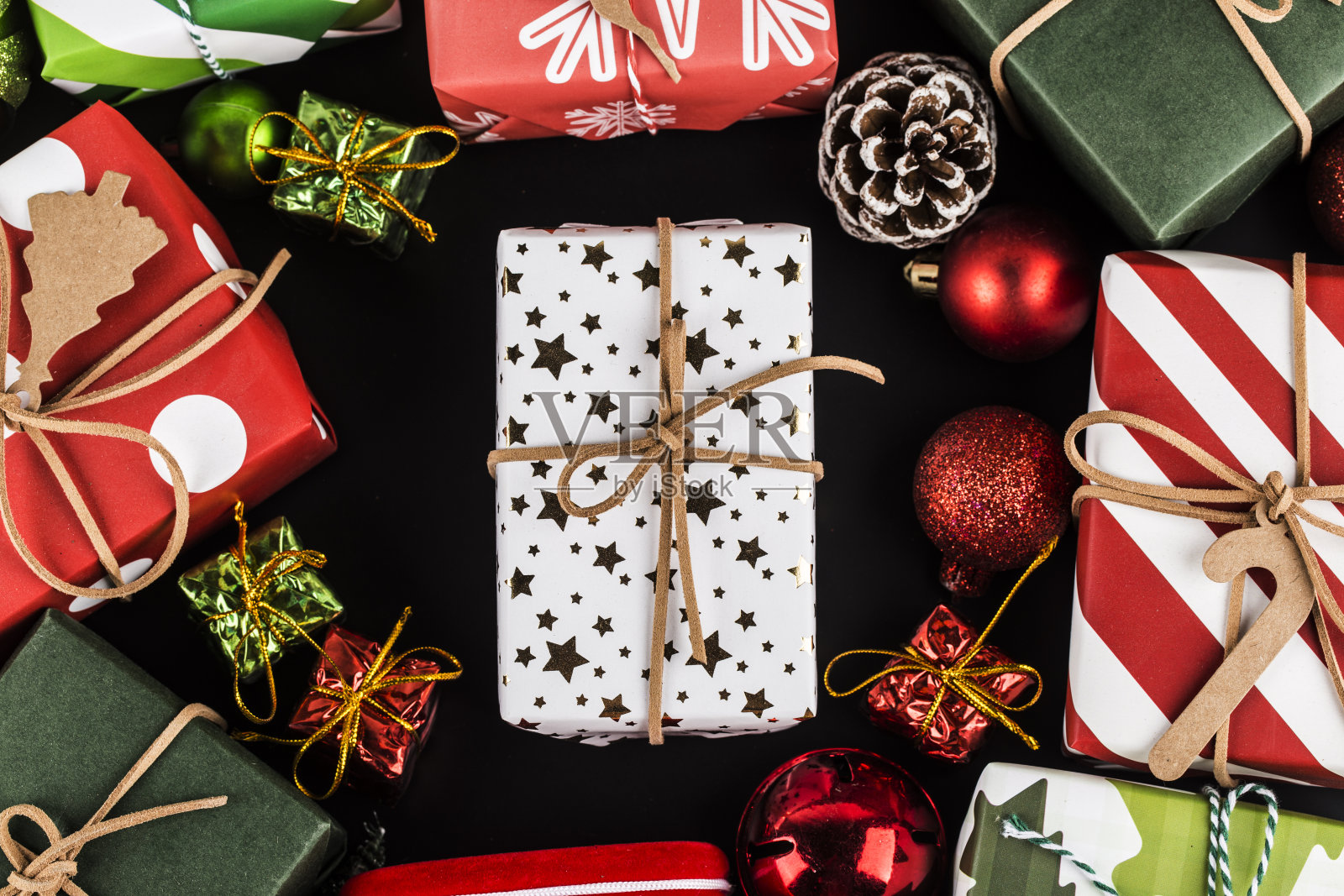 圣诞背景与礼品盒,准备假期。顶部视图与复制空间。照片摄影图片