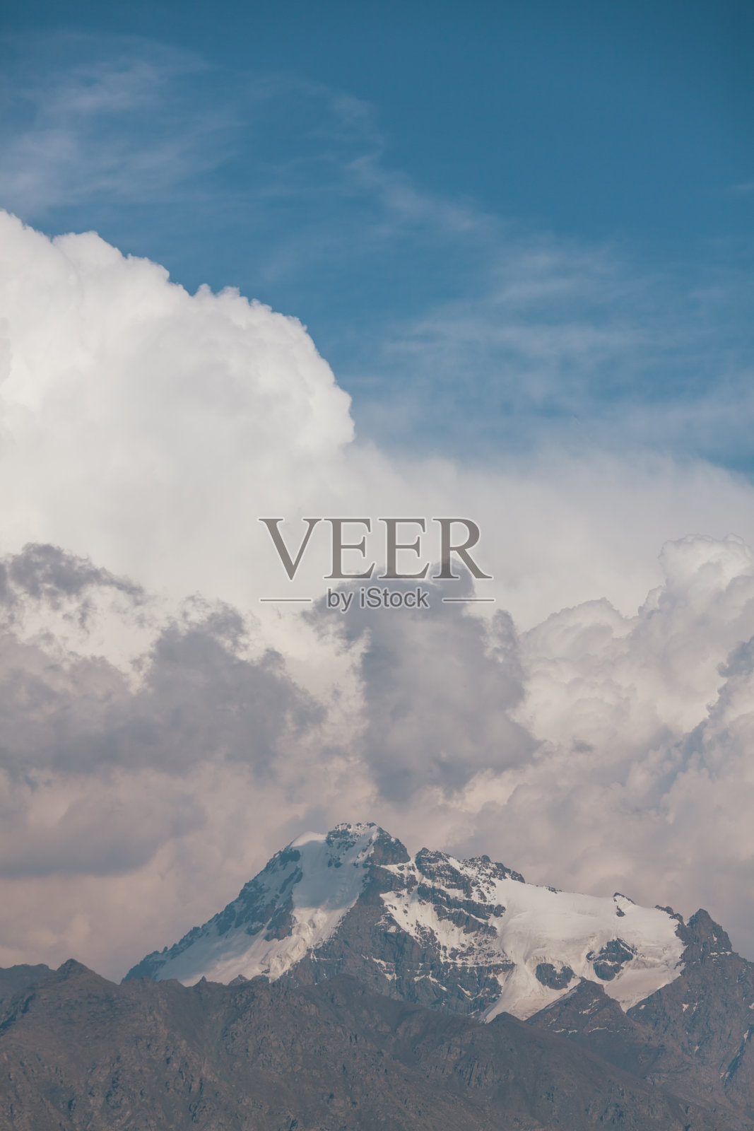 看看中国新疆的博格达峰照片摄影图片