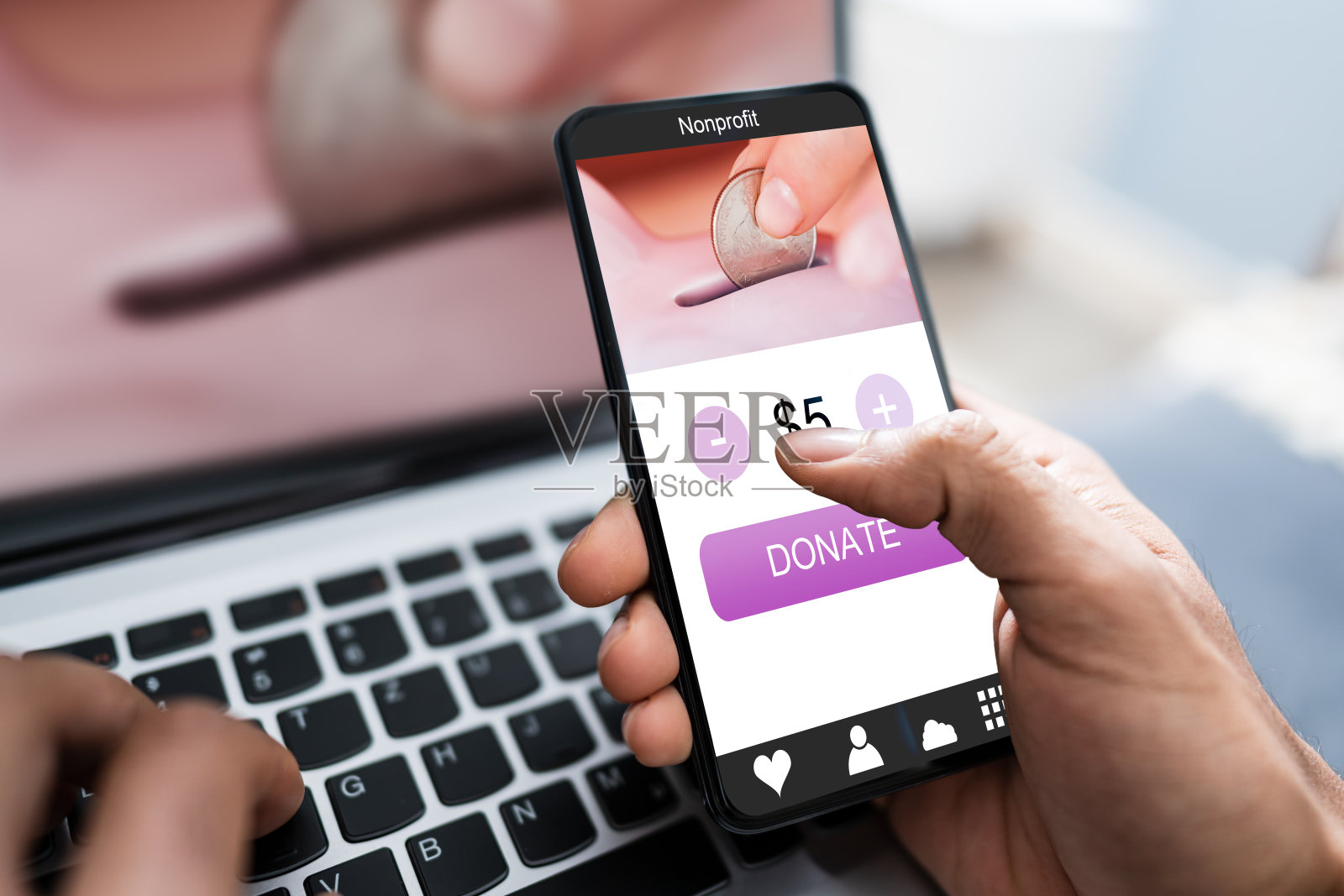 一名男子通过手机捐款照片摄影图片