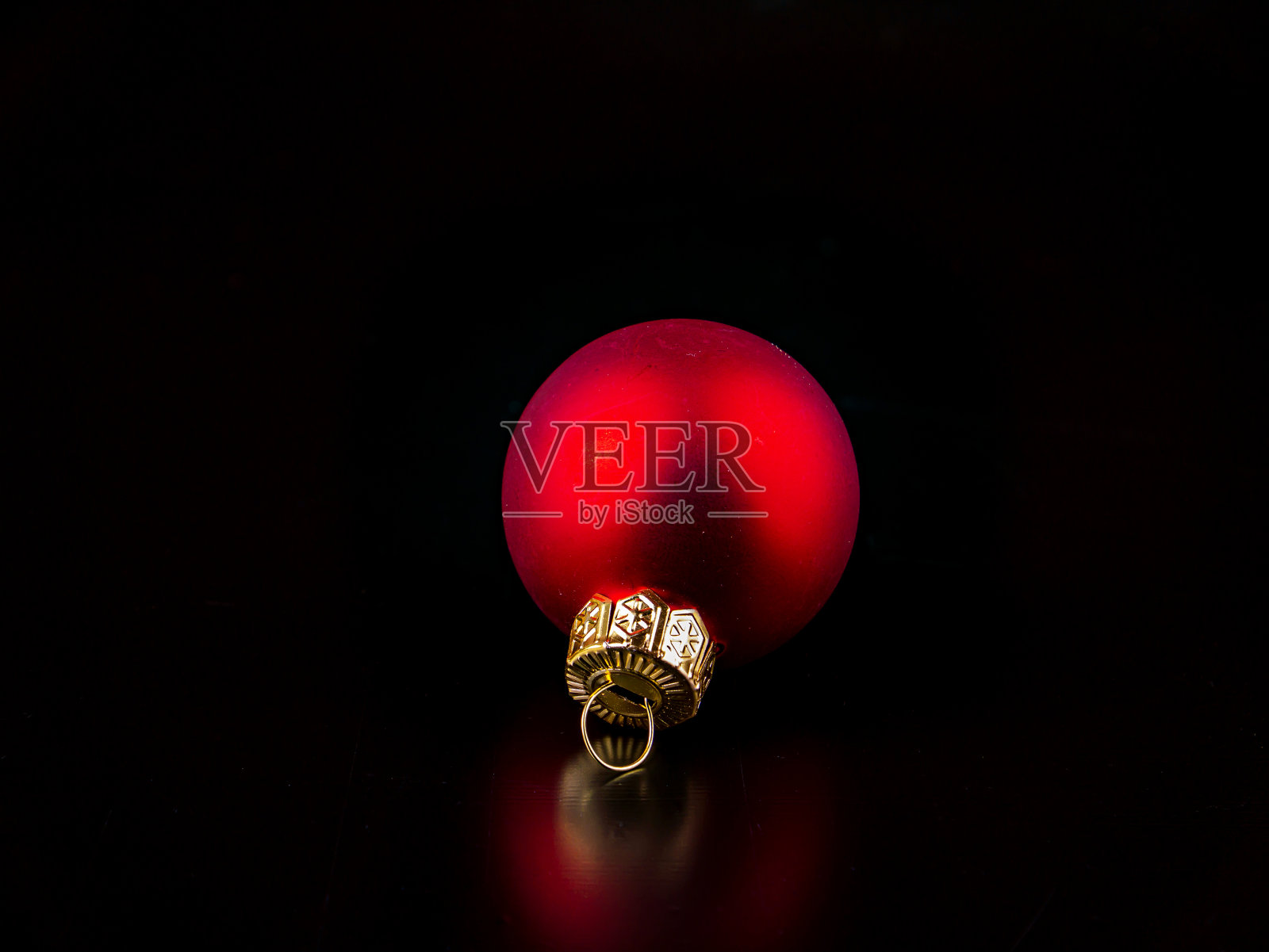 圣诞玩具上的黑色背景。照片摄影图片