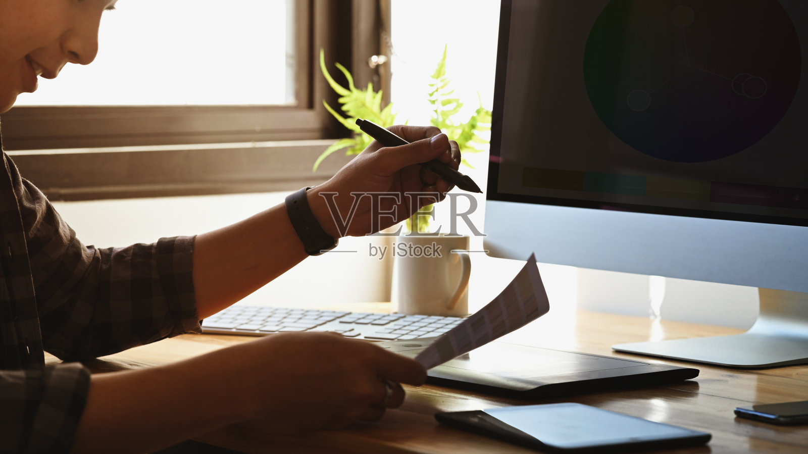 艺术家平面设计师素描在平板电脑与插画的图形技能概念。照片摄影图片