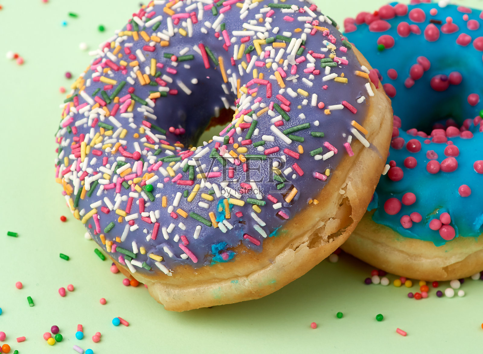 圆烤甜甜圈与彩色糖霜和蓝色糖霜照片摄影图片