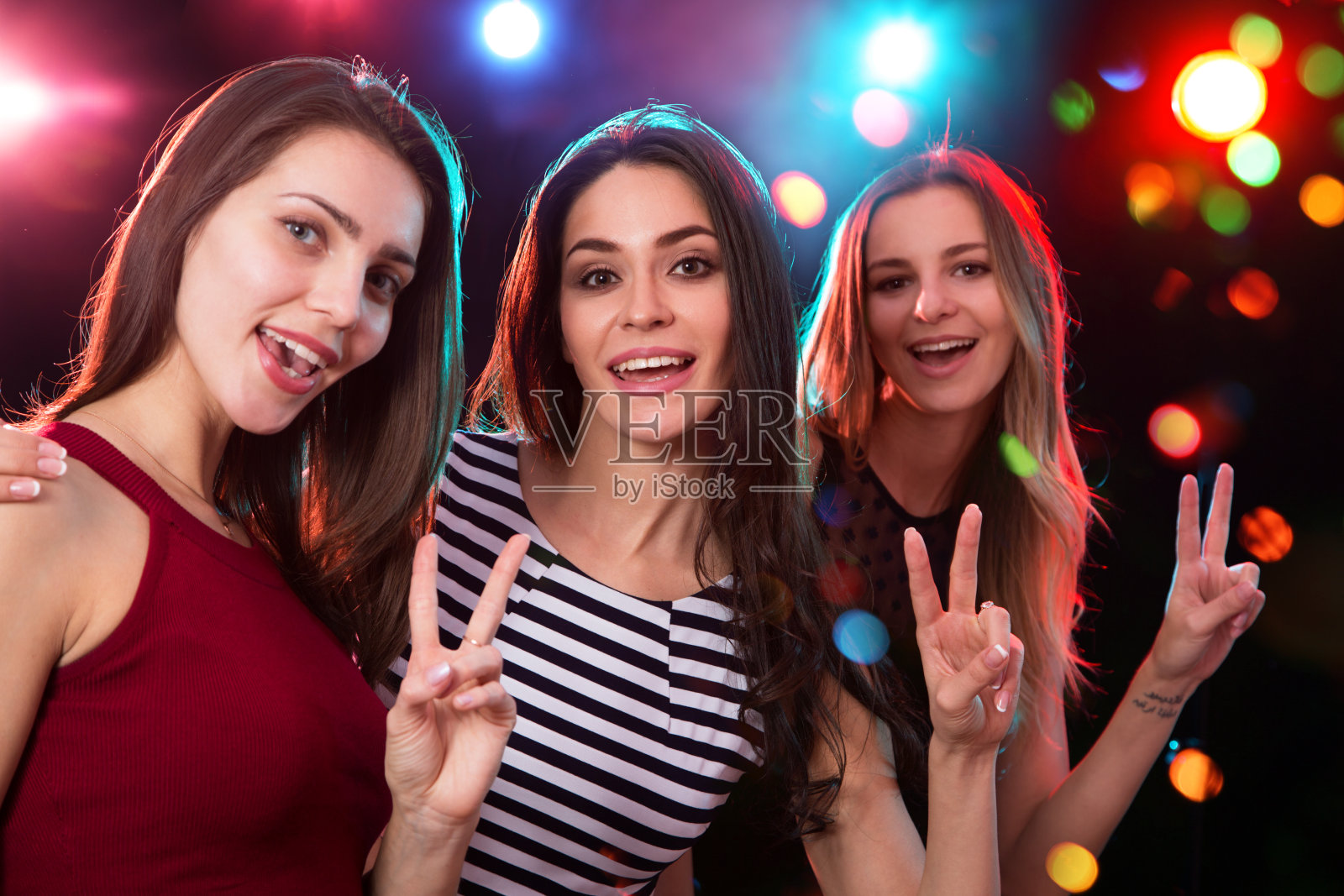 女孩们在派对上摆姿势很有趣照片摄影图片