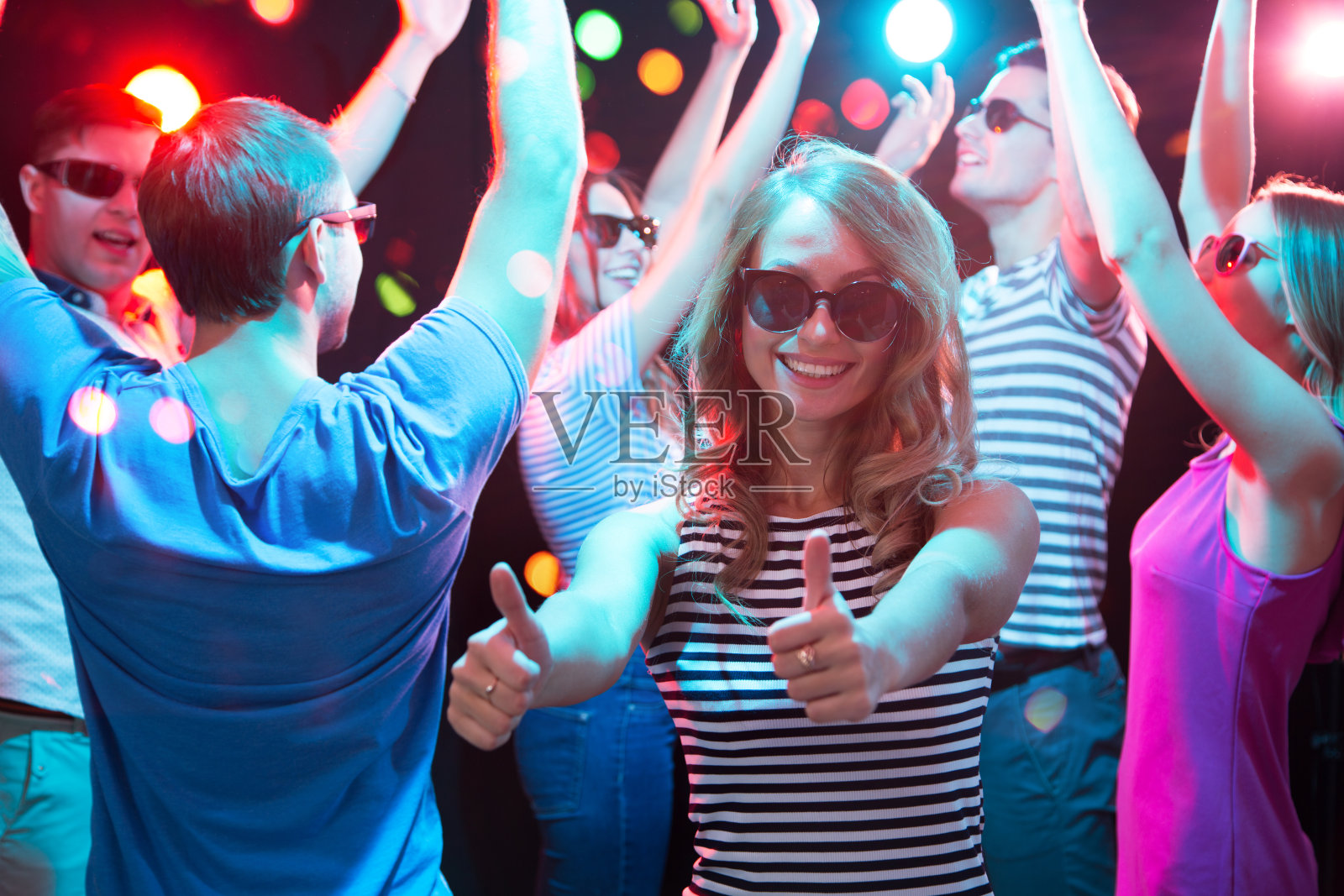 快乐的女孩在夜总会显示OK的标志照片摄影图片