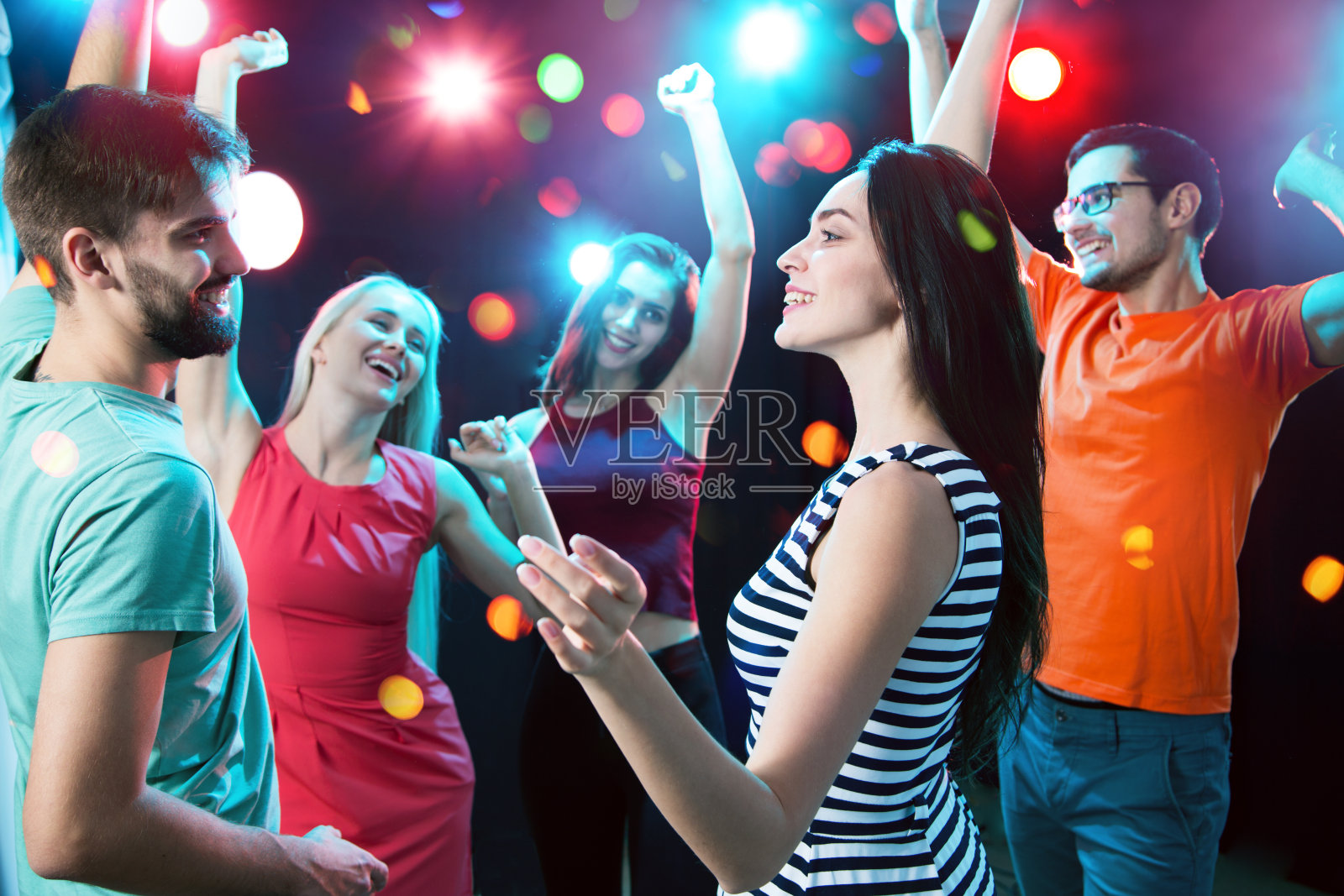 一群年轻人在聚会上跳舞玩得很开心。照片摄影图片