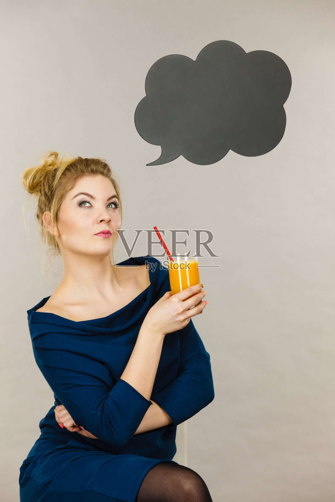 拿着新鲜橙汁的女人照片摄影图片