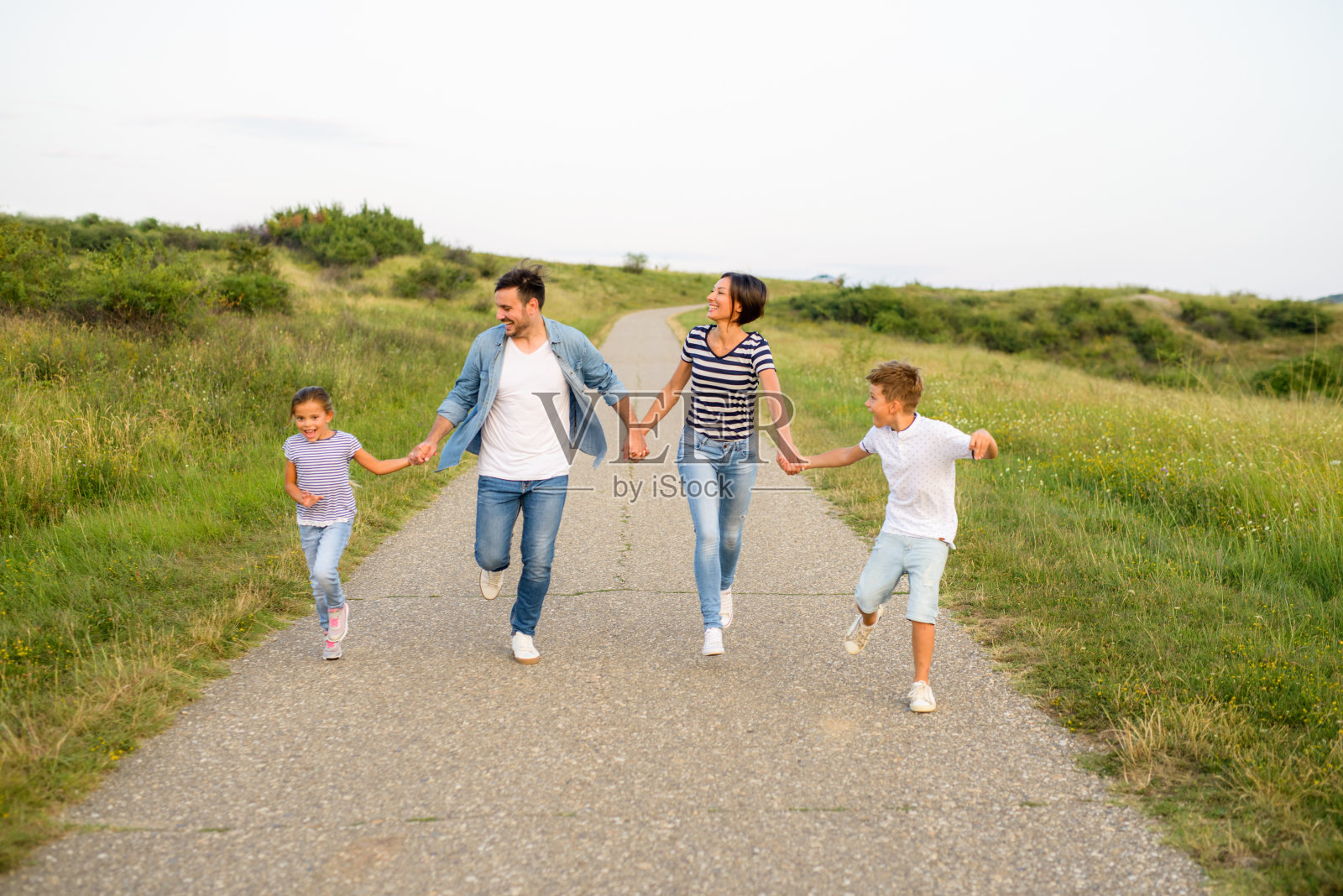 这是一家四口在大自然中享受阳光的照片照片摄影图片