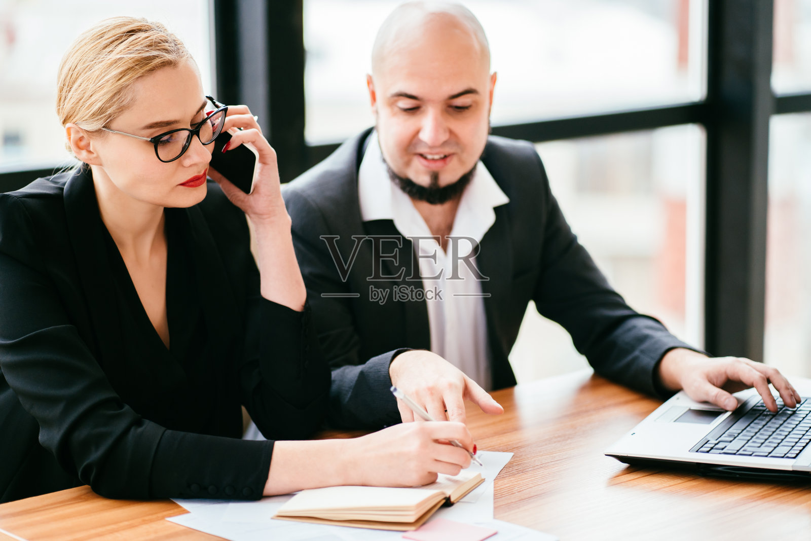 商人和女性在办公室会议上共同工作照片摄影图片