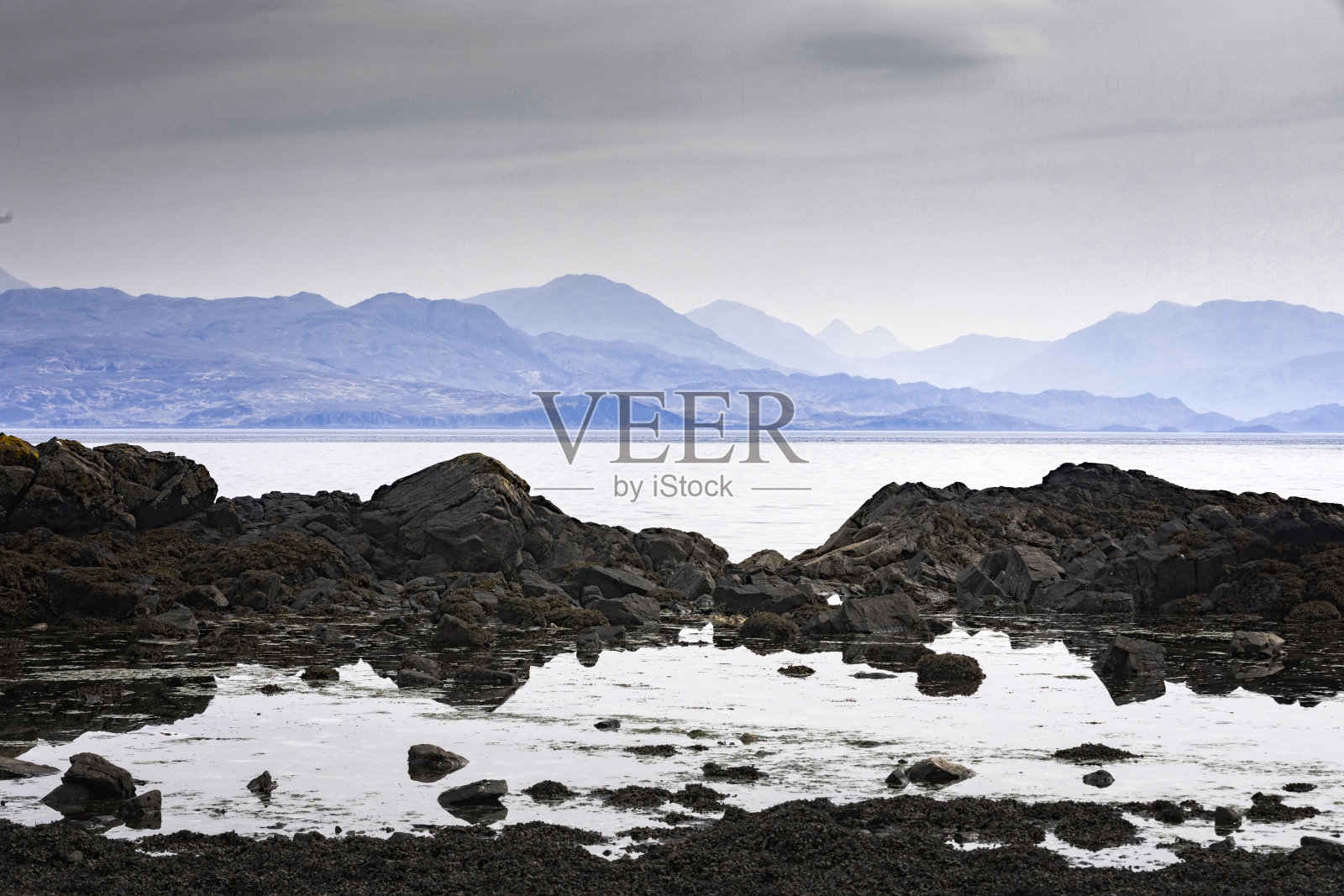 苏格兰斯凯岛阿玛代尔附近的海岸景色照片摄影图片