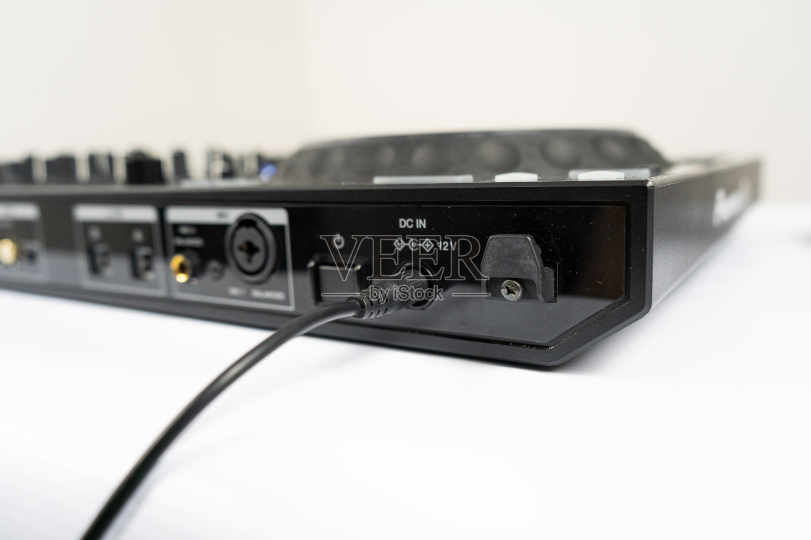 连接专业DJ midi控制器和音频混音器的电缆。在家聚会用的音乐会器材。唱片骑师技术混合数字音乐轨道。RCA音频电缆照片摄影图片