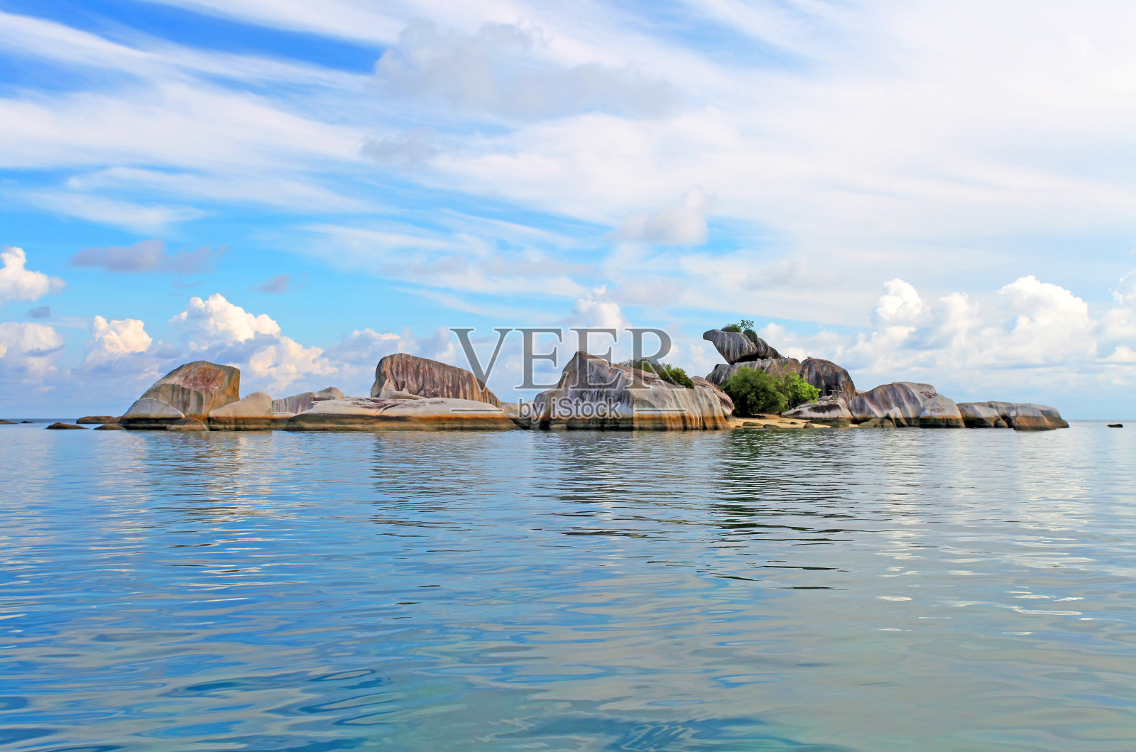 印度尼西亚苏门答腊岛勿里洞岛附近的热带小岛,在一个阳光明媚的日子里乘船游览岛屿。照片摄影图片