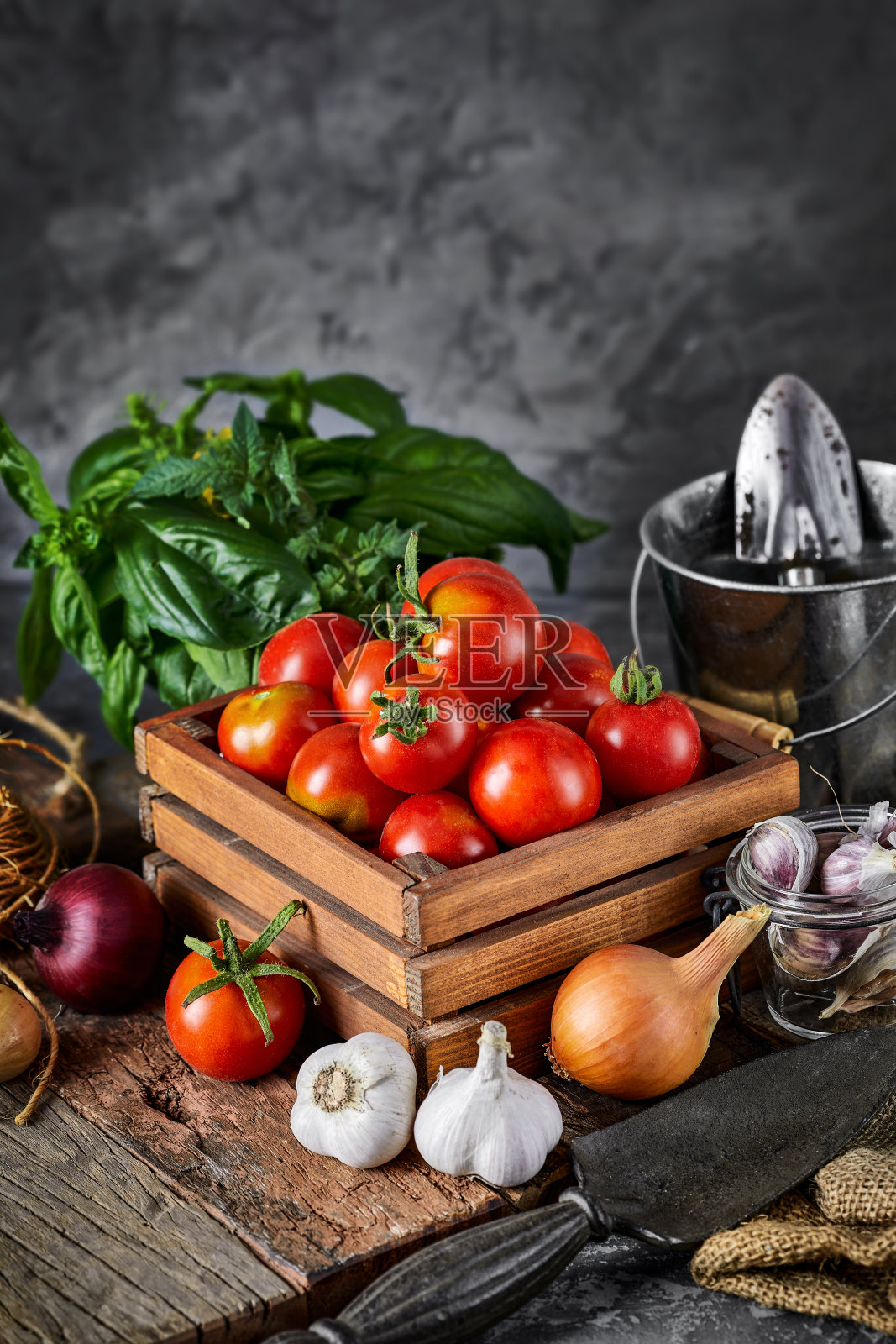 用木盒装着辛辣的香草来收获西红柿照片摄影图片