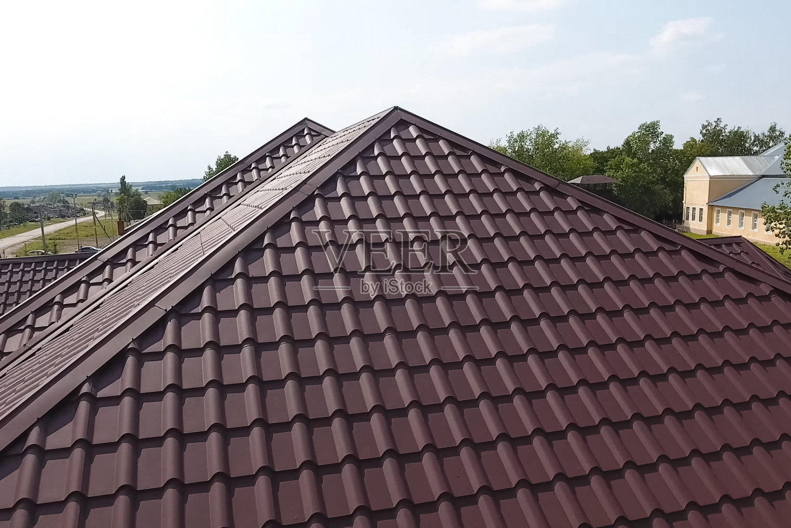 波纹金属屋面及金属屋面。现代屋顶由met制成照片摄影图片