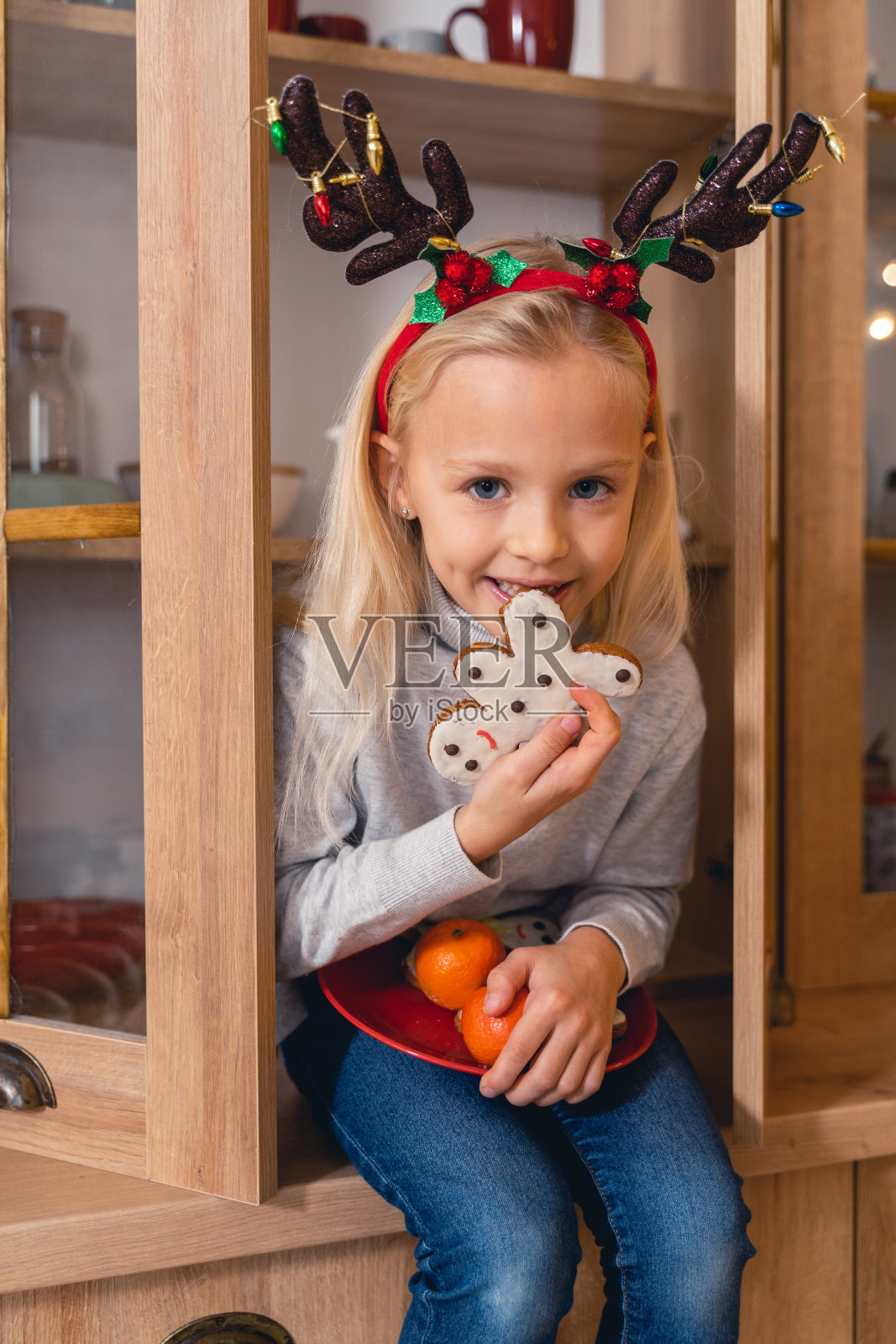 微笑的女孩看着相机照片摄影图片
