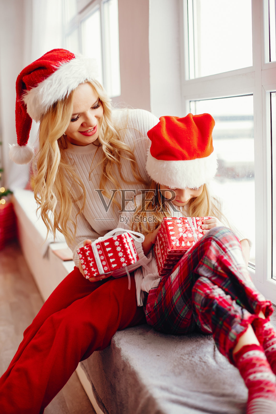 妈妈和可爱的女儿在家照片摄影图片