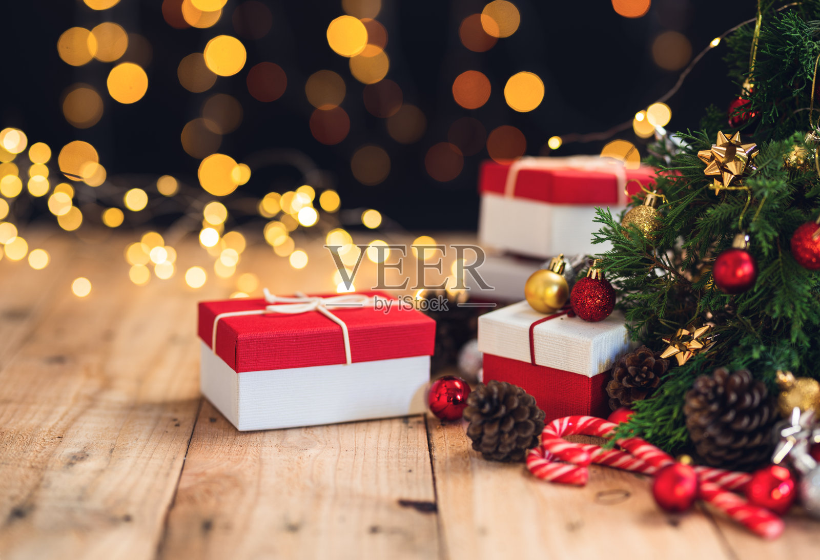 圣诞礼物-松果和树枝上的木头-照片摄影图片