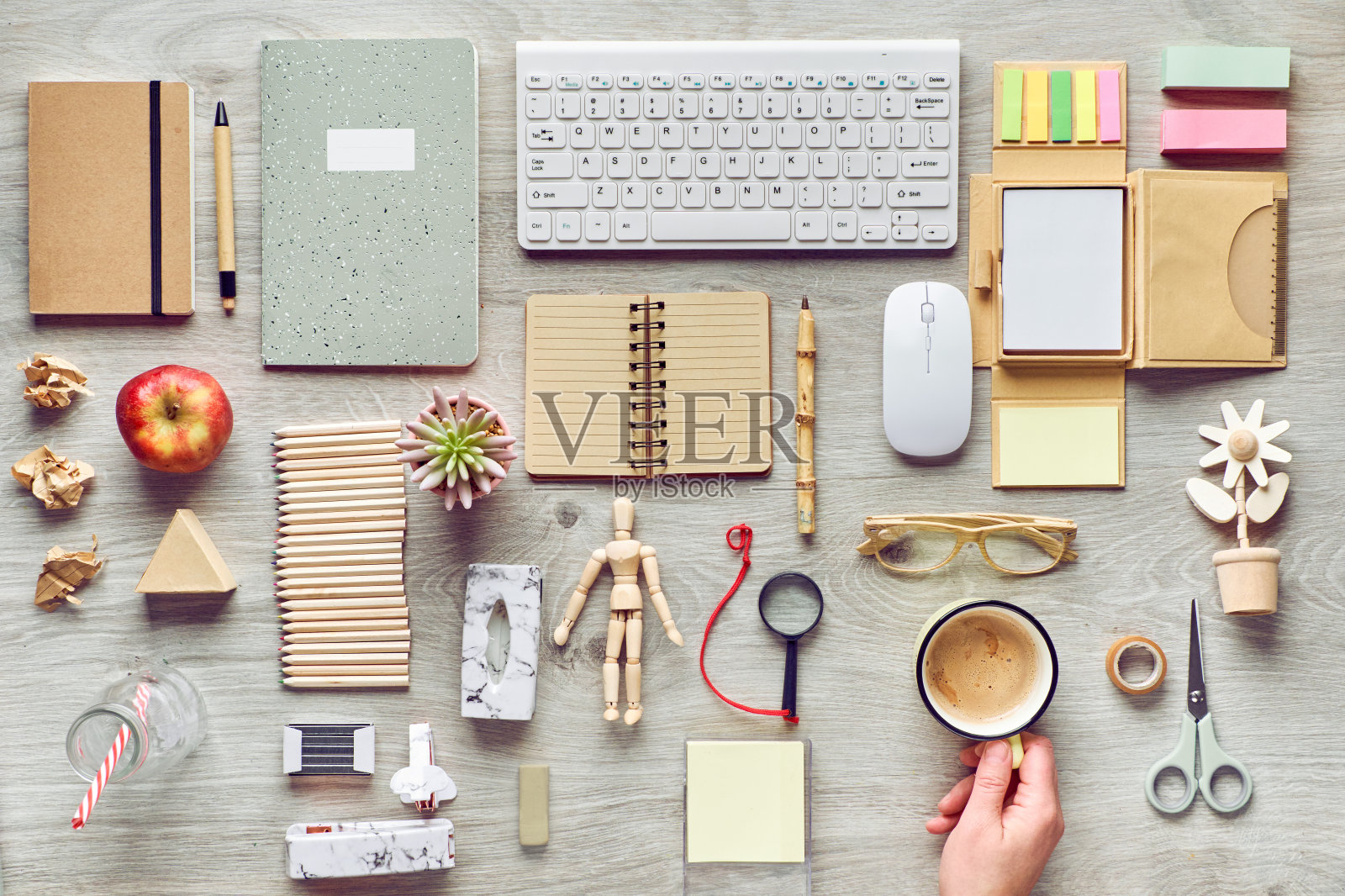 概念平面铺设的现代办公用品由环保可持续材料。平躺在办公桌上,不使用一次性塑料,以减少工作场所的浪费。照片摄影图片