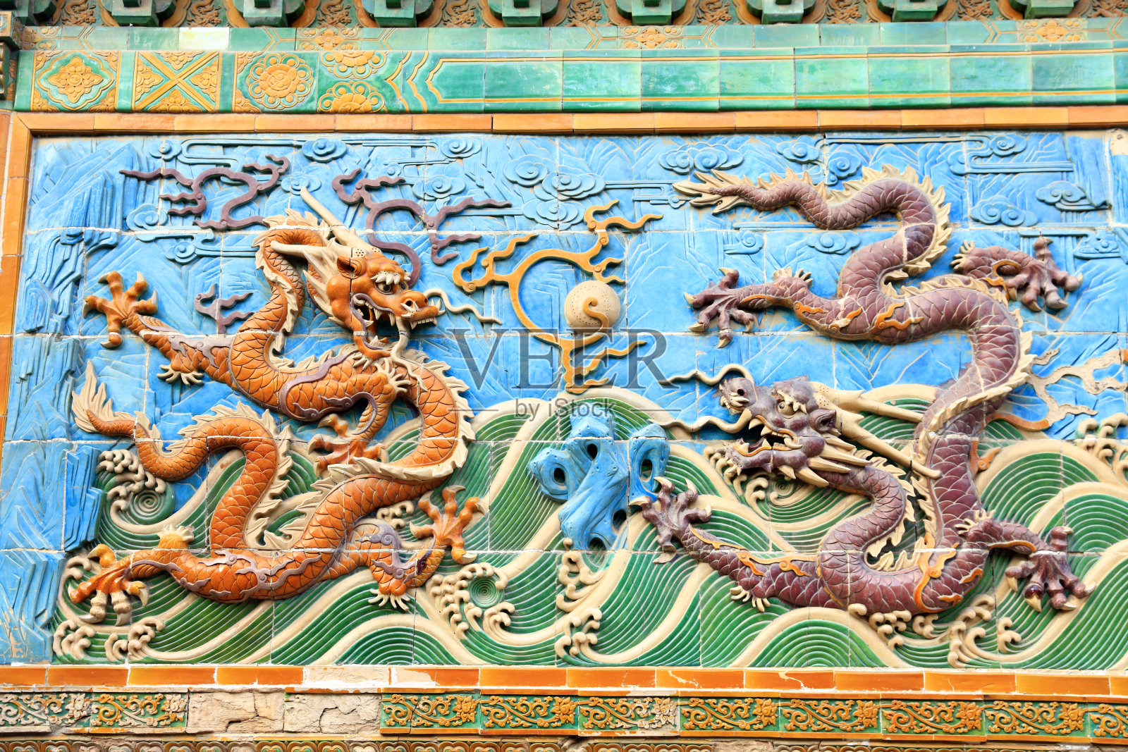 中国琉璃瓦雕龙照片摄影图片