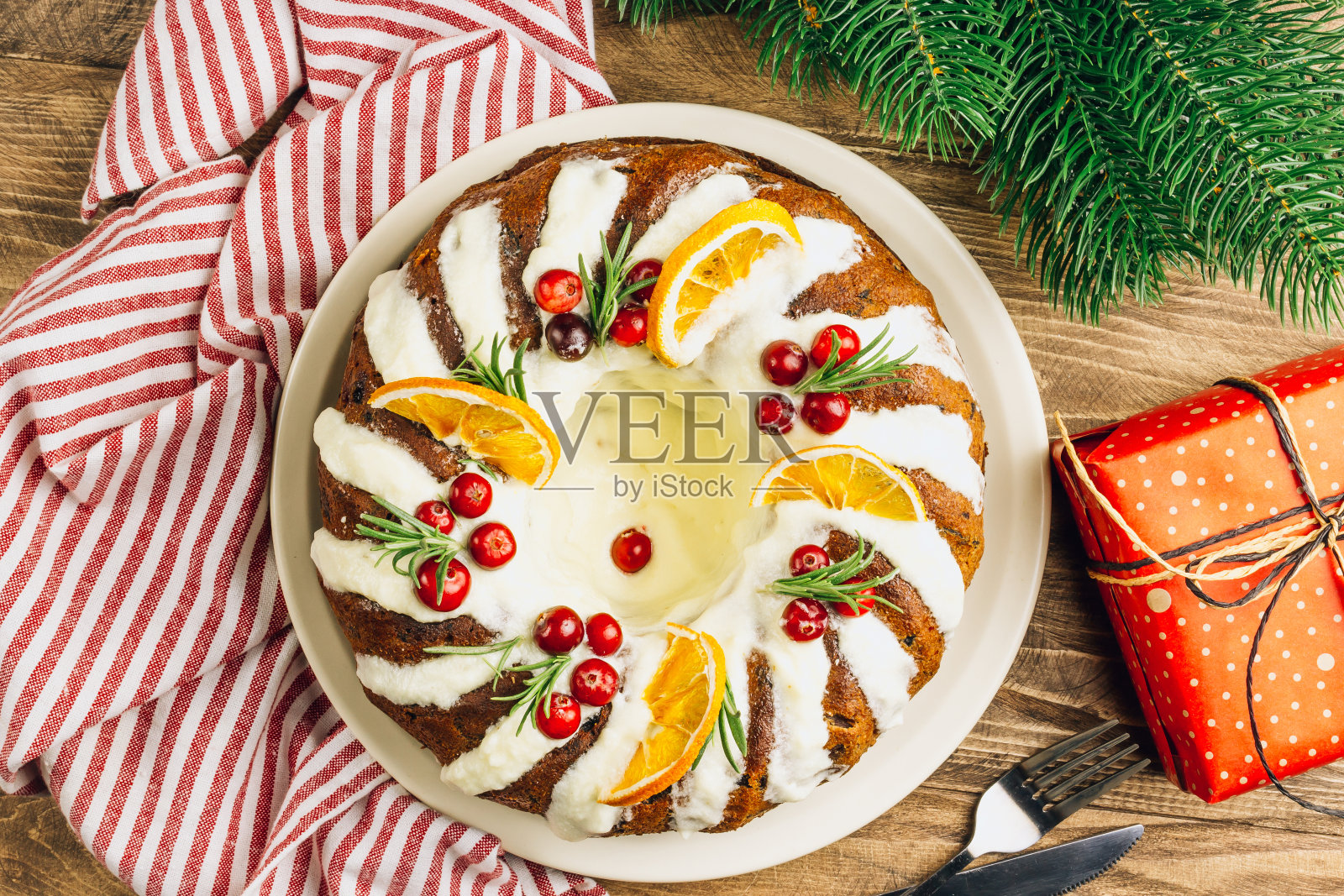 圣诞水果蛋糕,布丁在乡村木制背景。新年糕点。假期的概念。前视图。平躺照片摄影图片