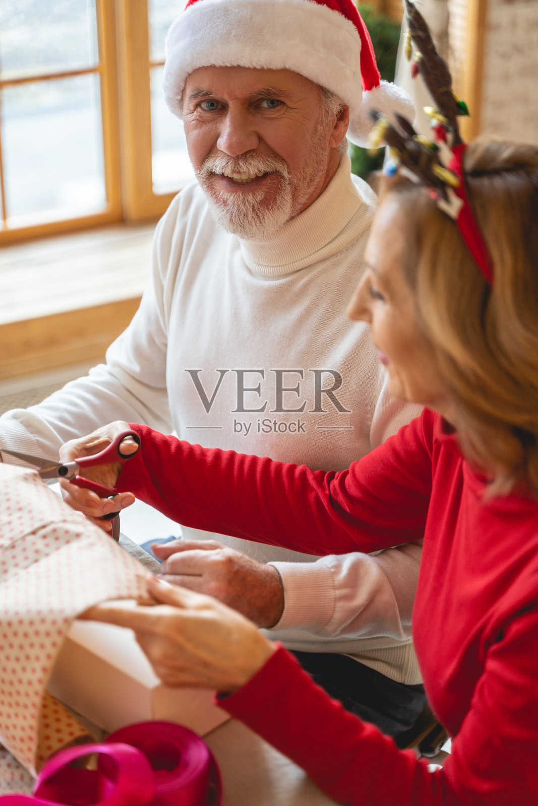 帮助妻子的英俊胡须男士肖像照片摄影图片