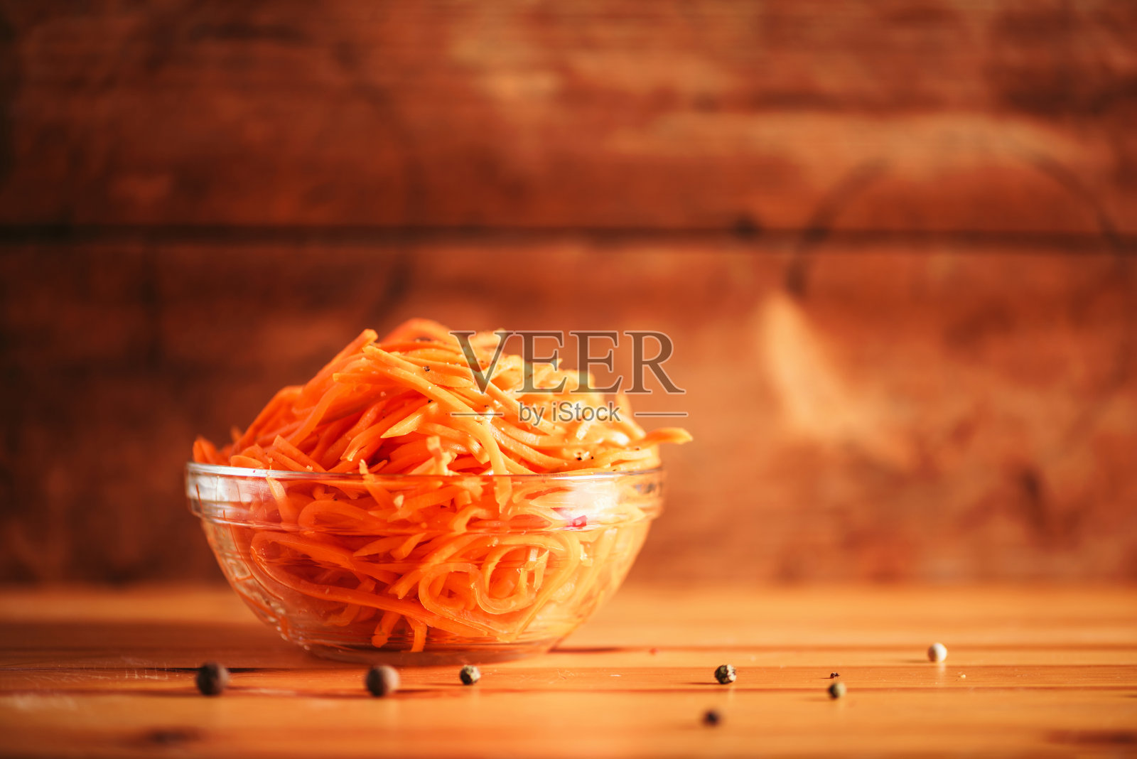 木制背景上的辣韩国胡萝卜沙拉。副本的空间。Koryo-saram菜照片摄影图片