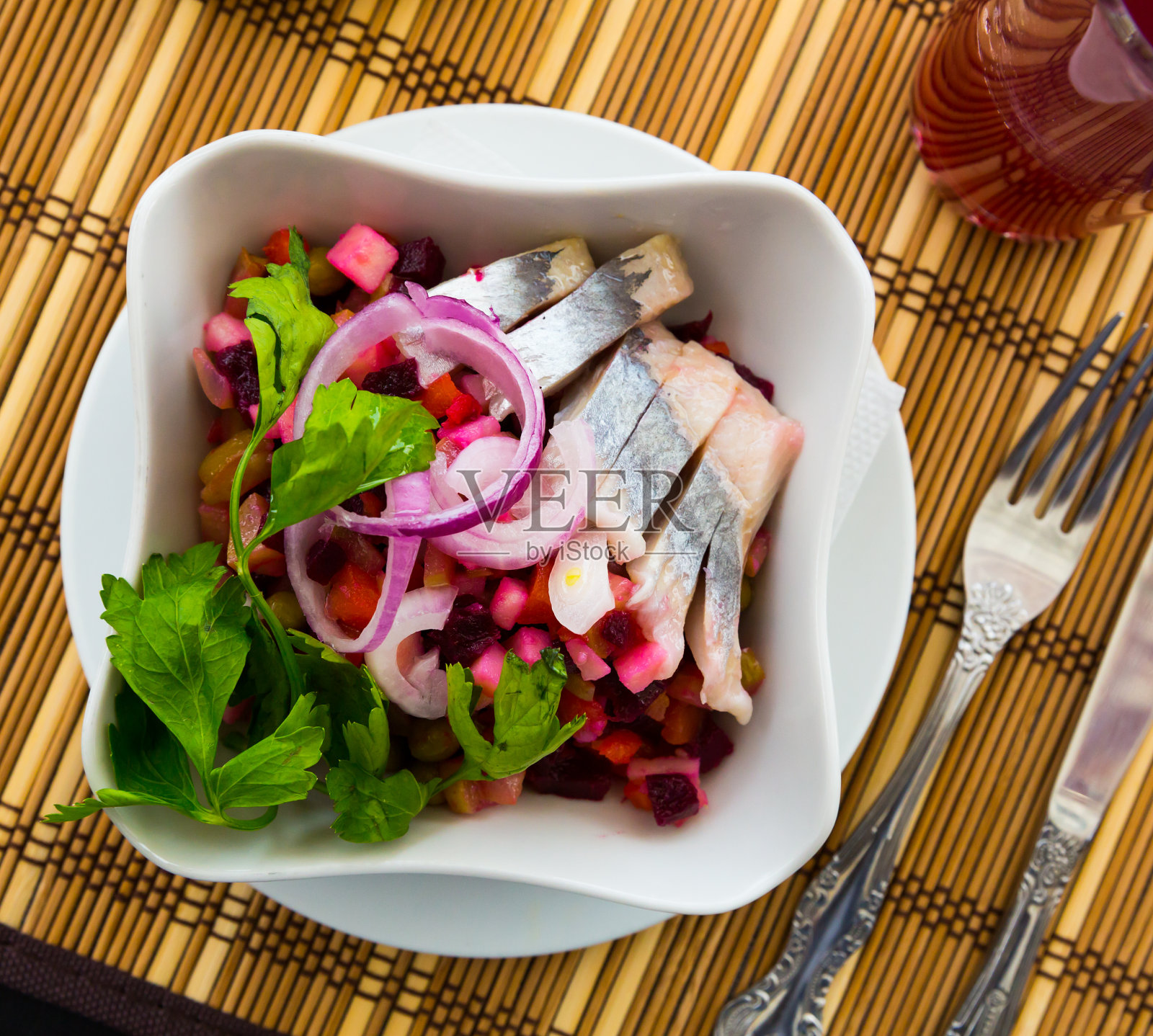 盐鲱鱼沙拉。俄罗斯菜照片摄影图片