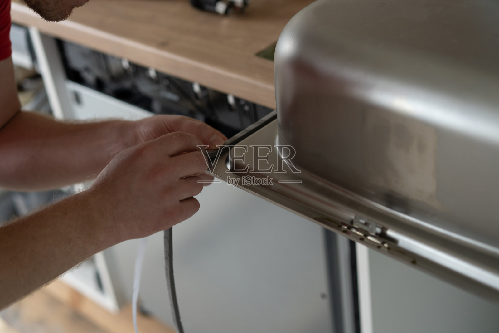 维修与装饰: мастера sets the sink in the kitchen照片摄影图片