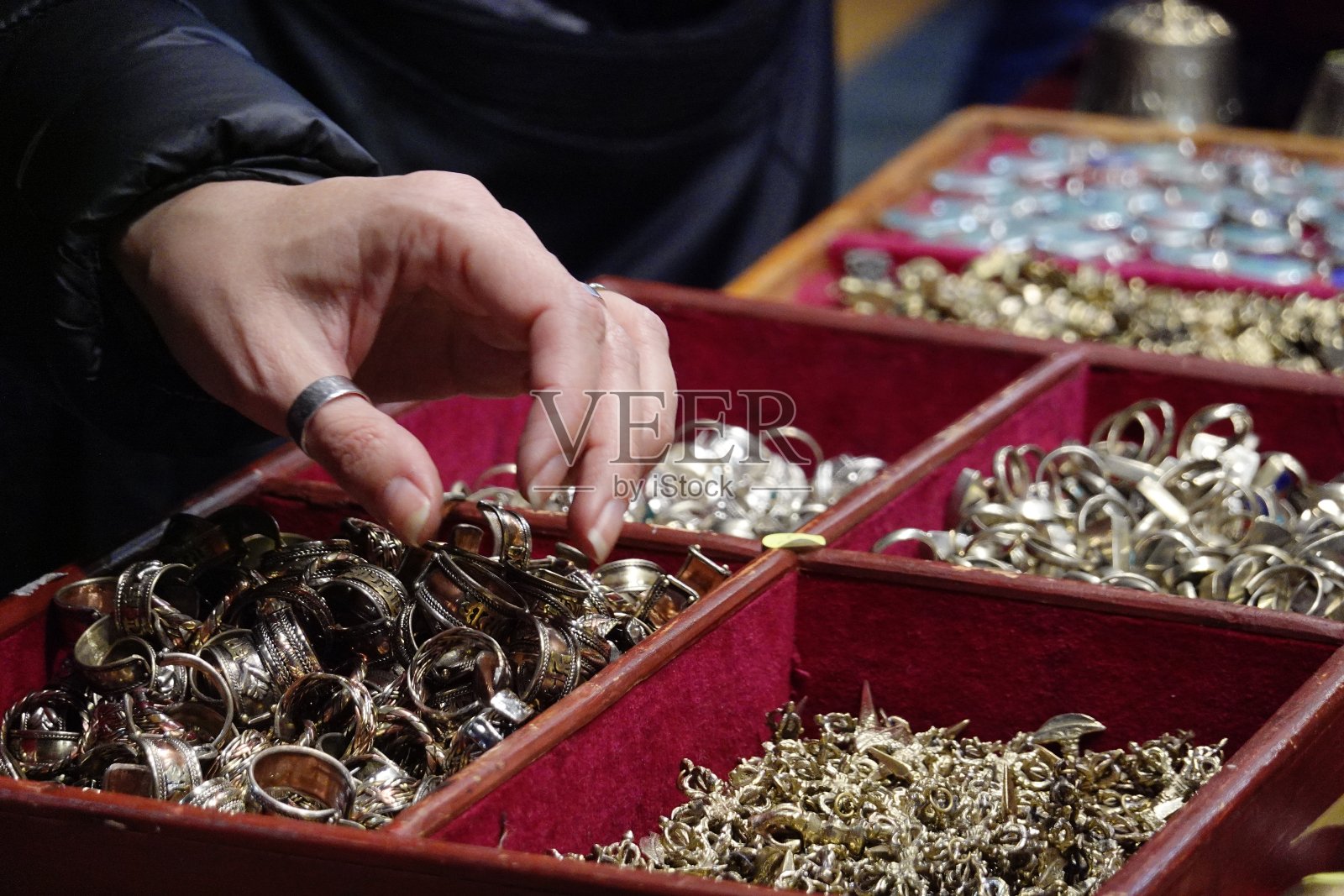 在跳蚤市场挑选珠宝照片摄影图片