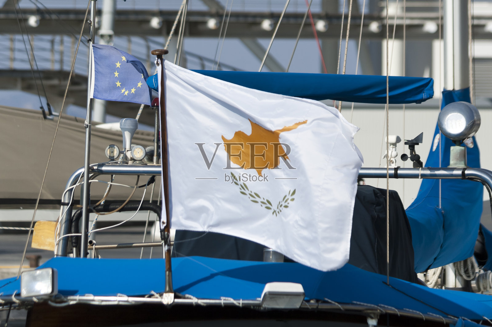 泊在港口的船只上悬挂塞浦路斯国旗照片摄影图片