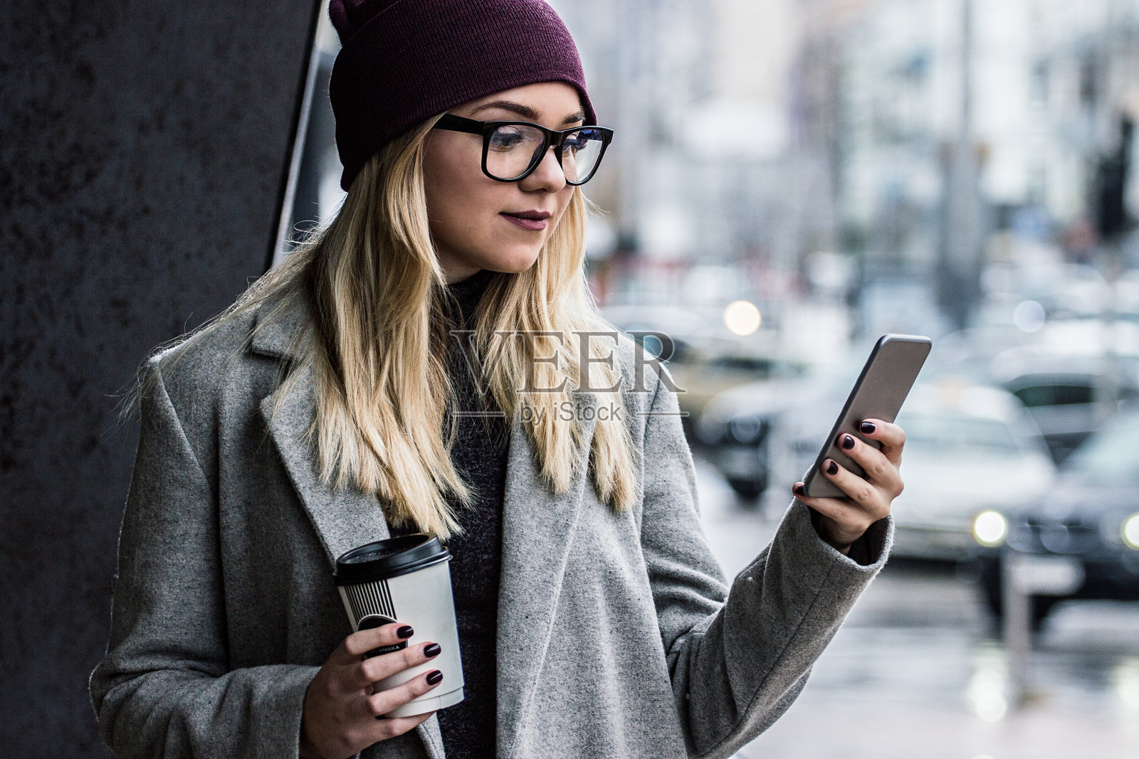 在户外聊天的时髦女人照片摄影图片
