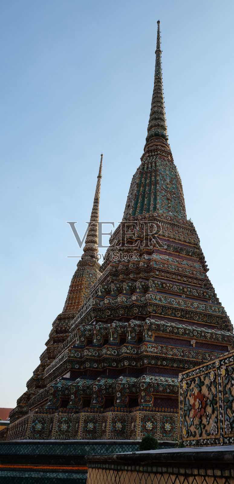 这座古老的佛教寺院的塔上装饰着五颜六色的图案。照片摄影图片