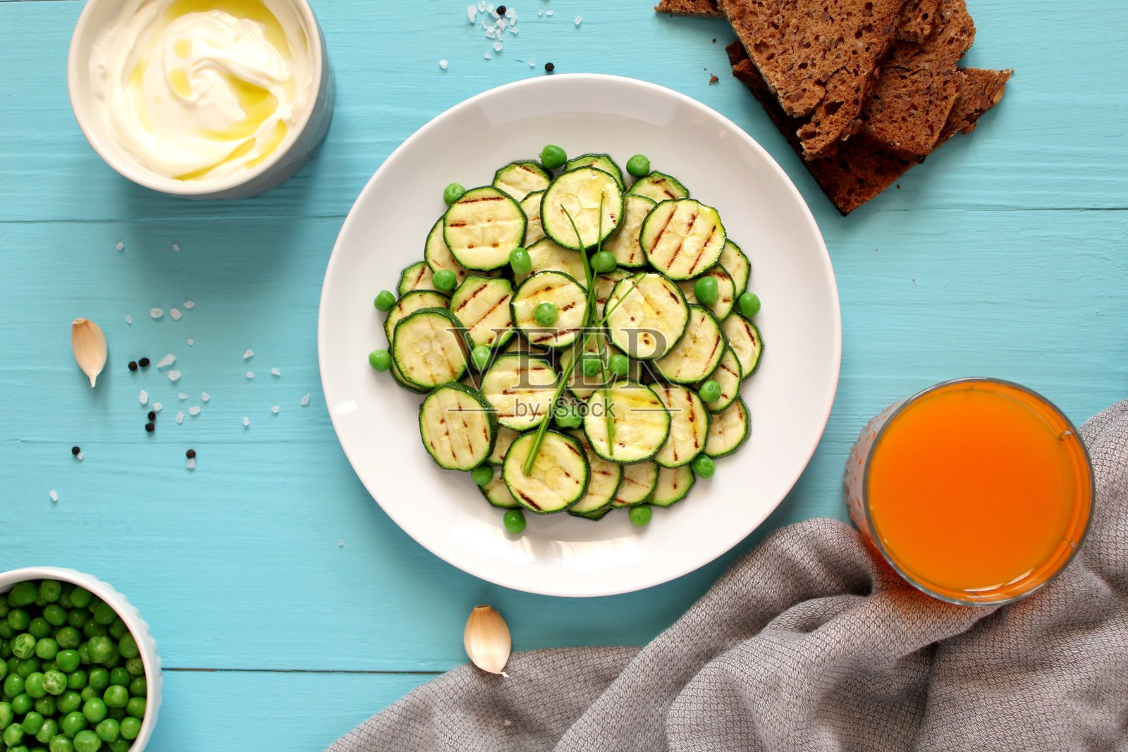 烤西葫芦沙拉配豆子,酸奶和黑麦切片面包。照片摄影图片