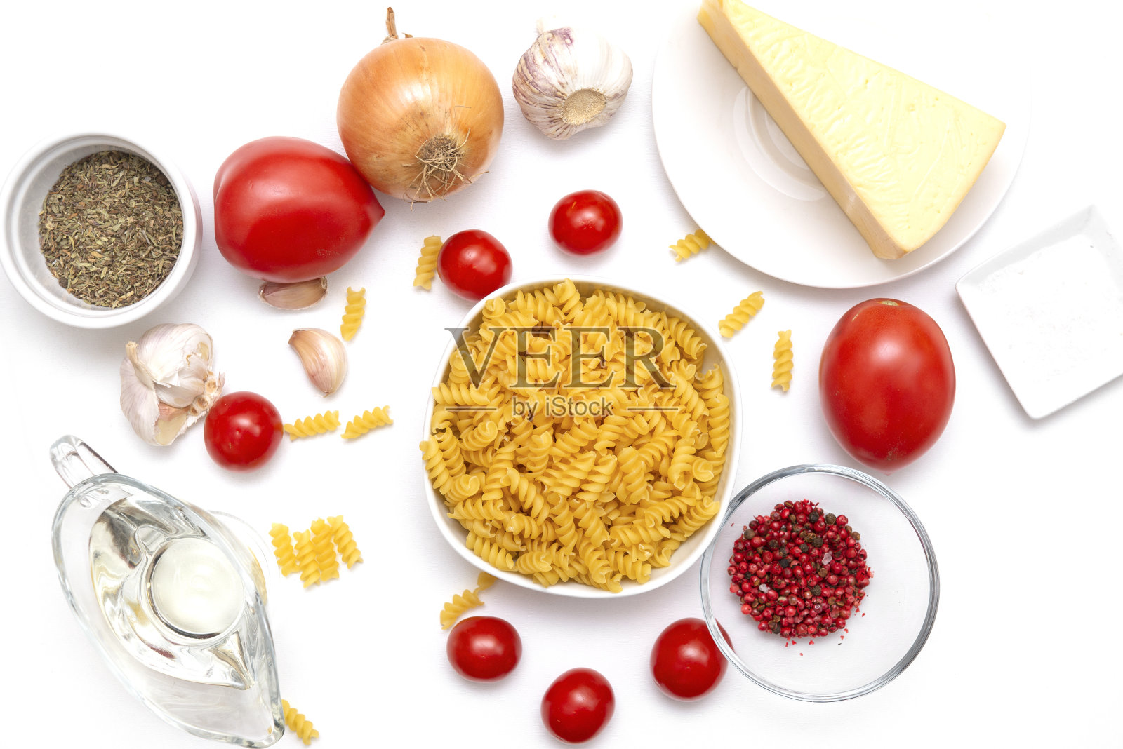 意大利面,圣女果,奶酪,胡椒,大蒜白色背景,生意大利面,俯视图照片摄影图片