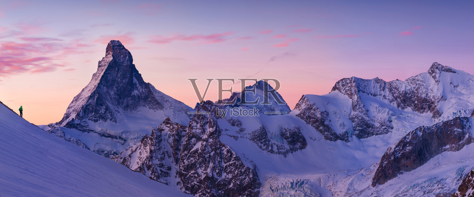 在冬季马特洪峰。它是阿尔卑斯山脉的一座山,横跨瑞士和意大利的主要分水岭和边界。美丽的山景和泽马特马特峰的景色。圣诞快乐,新年快乐。照片摄影图片