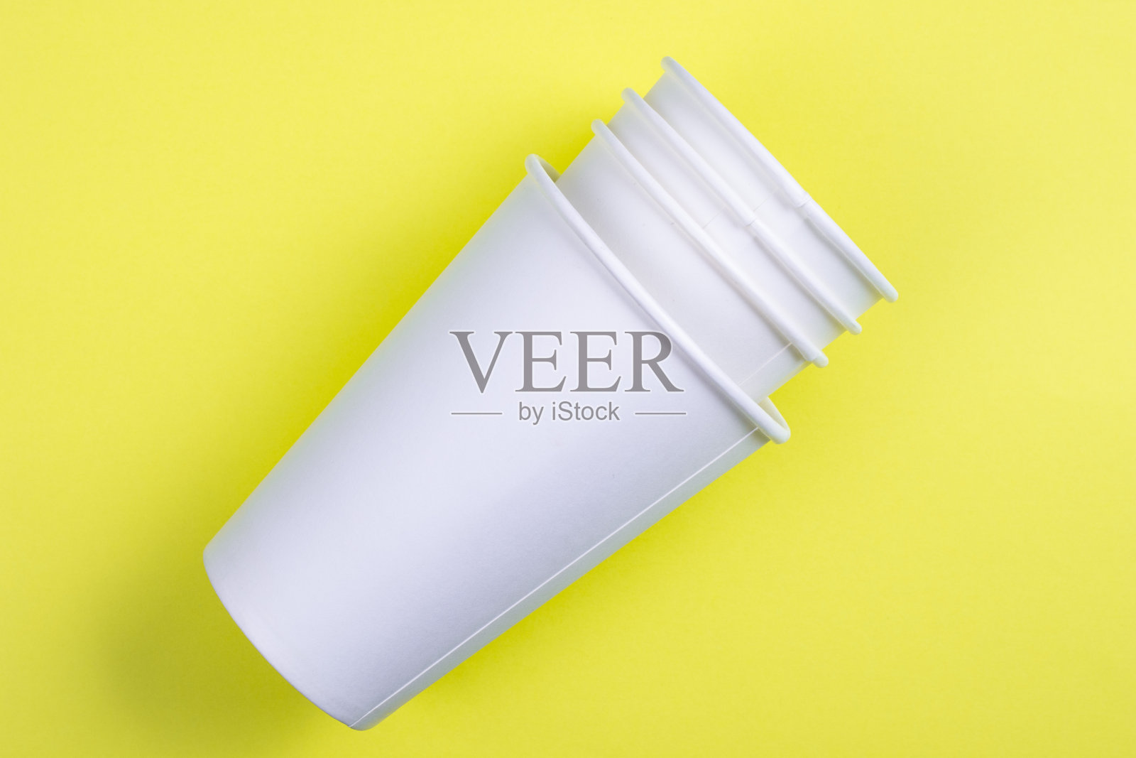 黄色背景上的白色纸质眼镜照片摄影图片