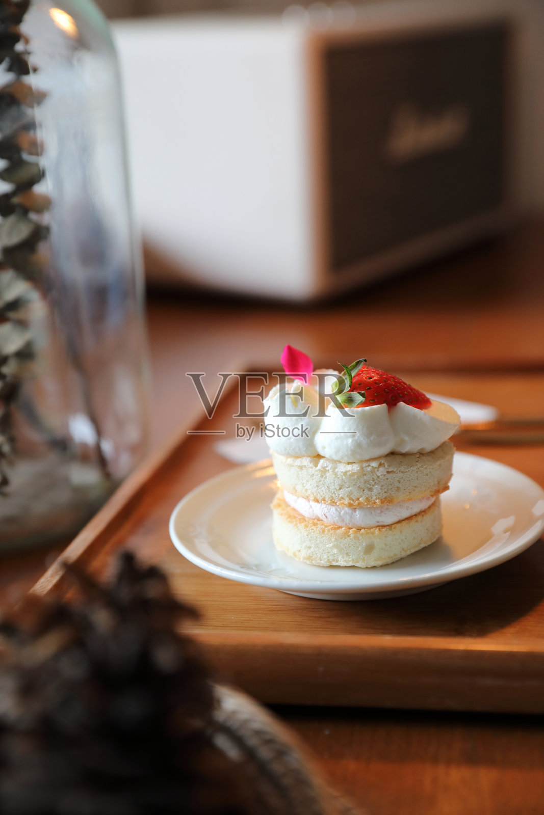 木桌上的草莓蛋糕甜点照片摄影图片