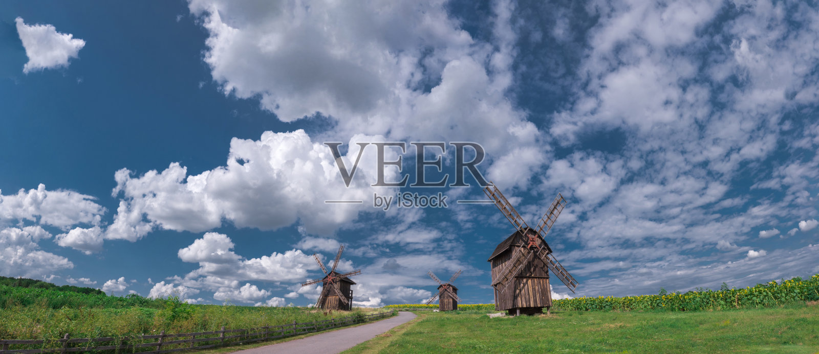 在蓝天白云的背景下,木制风车的全景。Cherkasy地区,乌克兰照片摄影图片