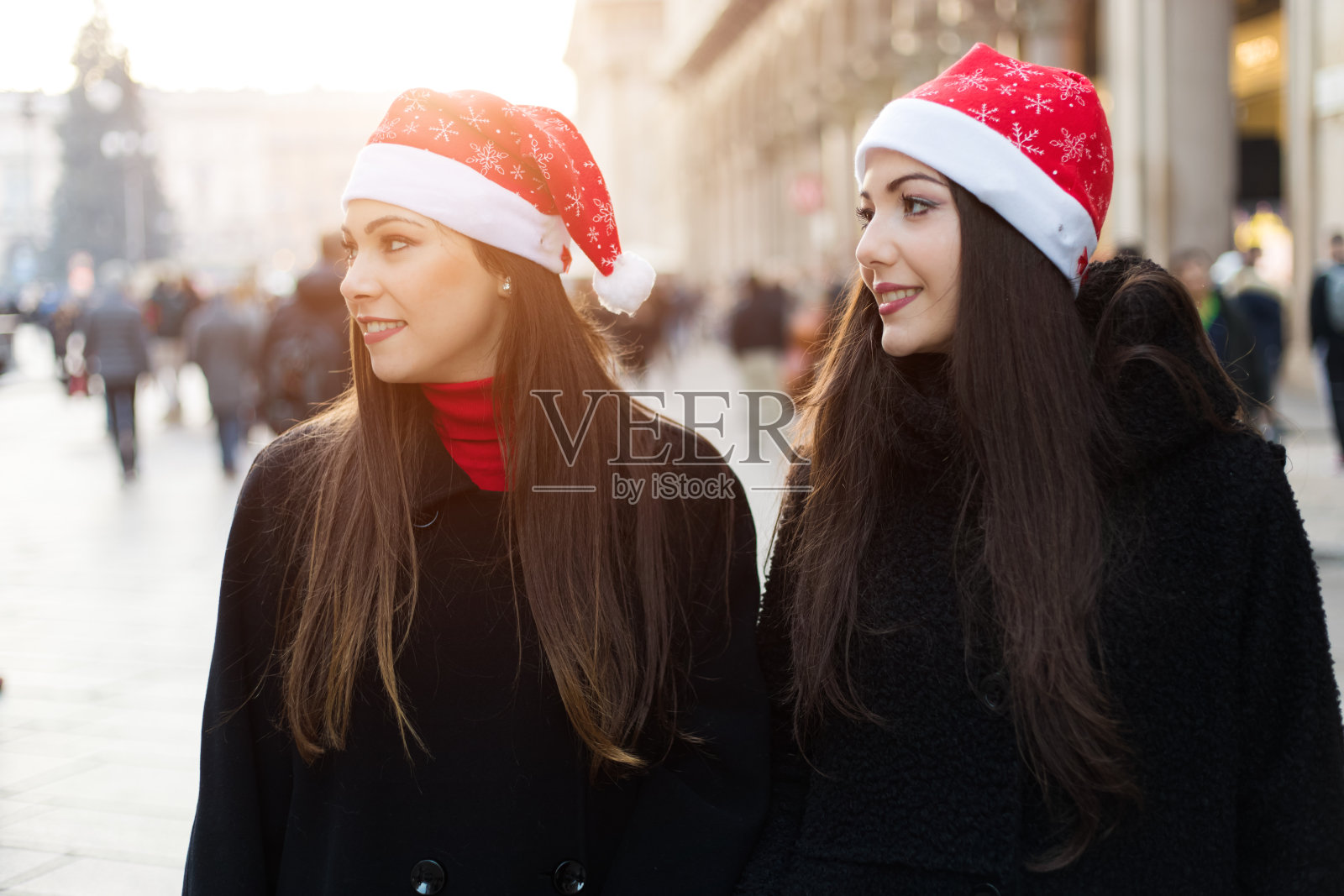 两个迷人的微笑的年轻女人正在城市购物照片摄影图片
